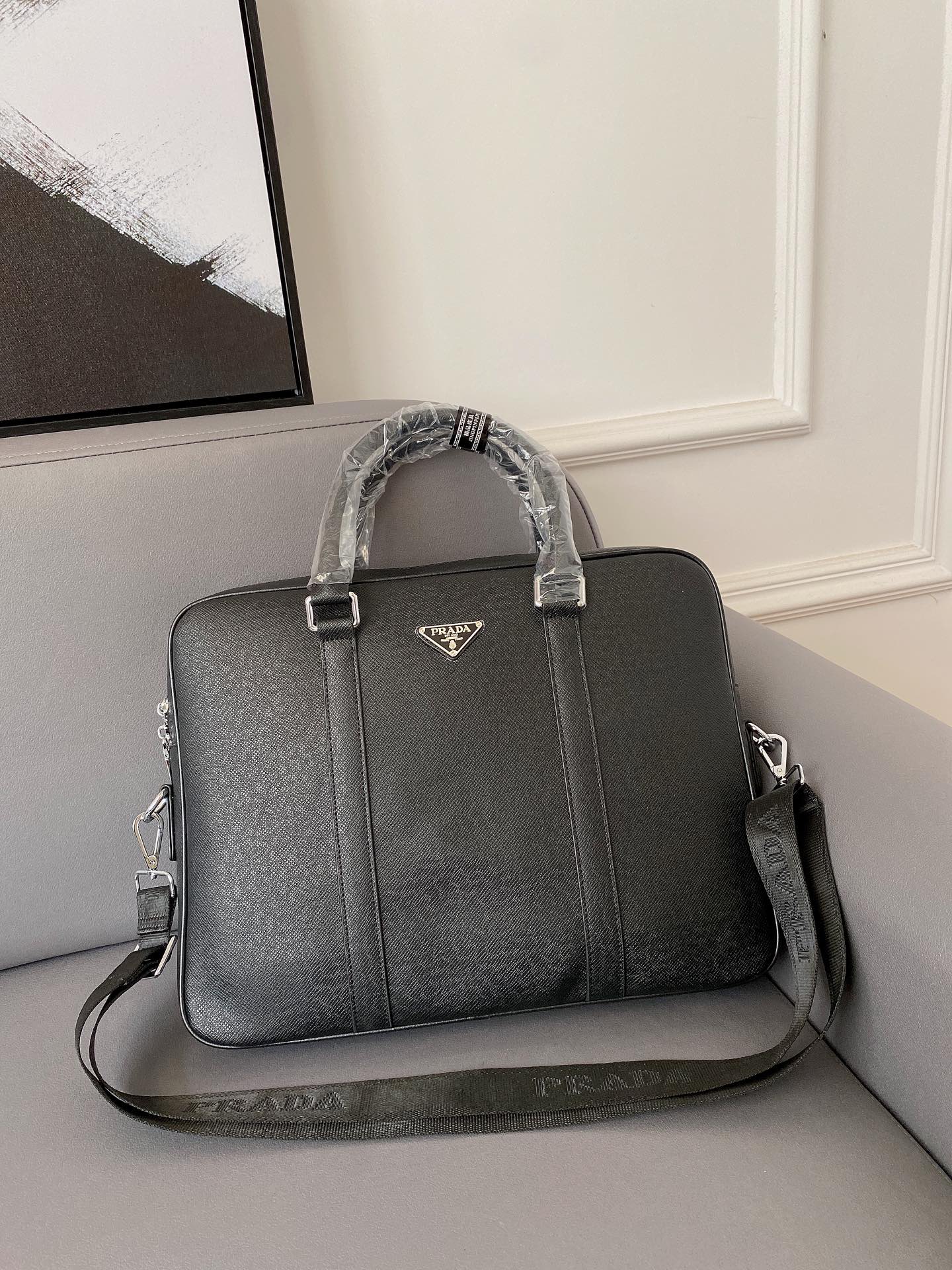 K0  普拉达 Prada  原单公文包 男包 电脑包 手提包 采用精湛镶嵌细工，经典百搭 实物拍摄 原厂原版面料 高端品质 配送小票防尘袋 29 x 38 cm。