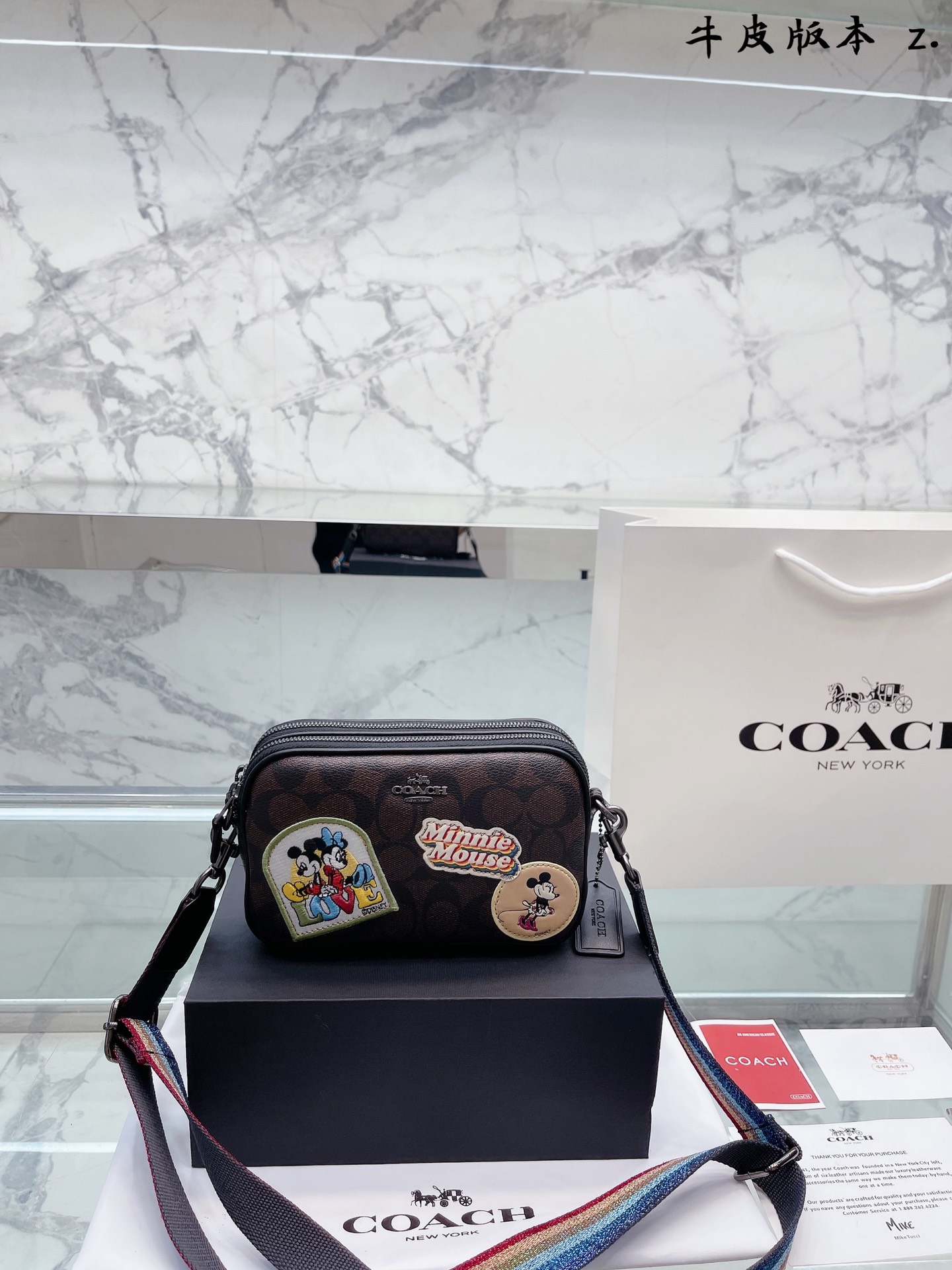 J0 牛皮版本  Coach 蔻驰  米奇 迪士尼限量款哦相机包斜挎包 很小 很Q 双层拉链 有专用的手里袋 可以装下 原版品质 尺寸:19*12*5