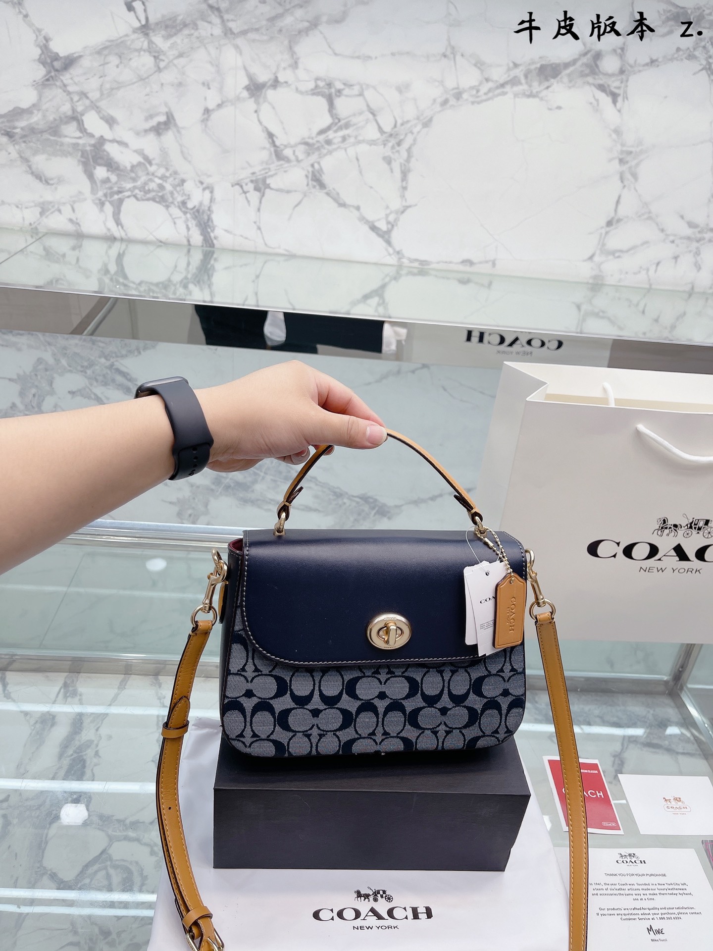 J5 香布雷 coach Coach 蔻驰 邮差包 专柜Marlie 立体的轮廓 复古精致的旋锁元素设计便于日常使用开合、 肩带可调节 可拆卸 尺寸24 18cm