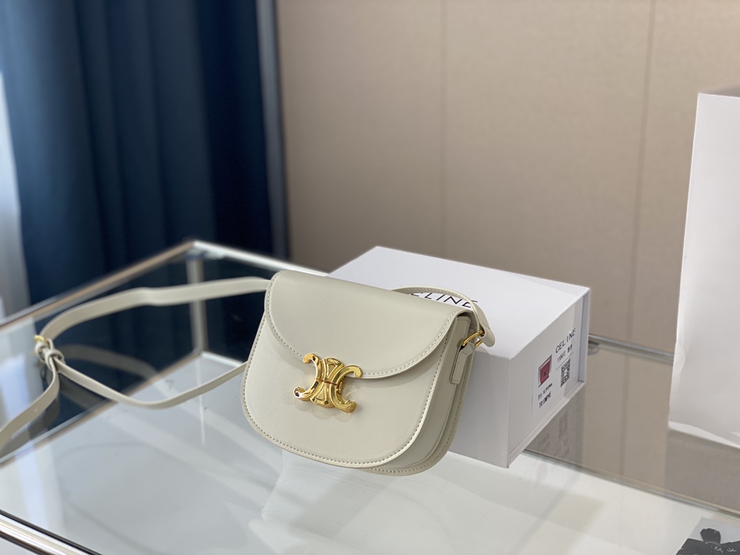 J5  Celine 赛琳 凯旋门马鞍包一整个美住了哈哈! 瑟琳新出的teen besace马鞍包，有三个颜色，米色，红色、黑色~ 打破了常规的方形设计，将整个包型做的更加乖巧一些了~很有学院风，非常减龄! 米色温柔甜美，红色青春靓丽，黑色低调百搭~真想把 三个颜色都收入囊中~ .18*16cm 礼盒包装”},”is_vip”:false,”old_time”:”1月前