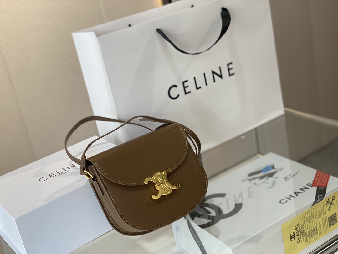 J5  Celine 赛琳 凯旋门马鞍包一整个美住了哈哈! 瑟琳新出的teen besace马鞍包，有三个颜色，米色，红色、黑色~ 打破了常规的方形设计，将整个包型做的更加乖巧一些了~很有学院风，非常减龄! 米色温柔甜美，红色青春靓丽，黑色低调百搭~真想把 三个颜色都收入囊中~ .18*16cm 礼盒包装