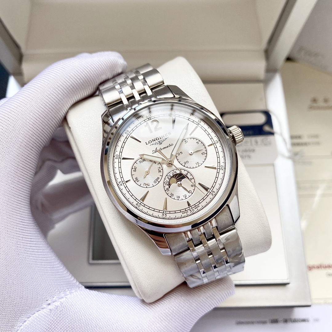 p460，〖最新独家推荐〗浪琴-Longines‼️名匠系列，六针月相腕表登场🌹🌹🌹简约优雅尽显从容气度！1.腕表尺寸40X12毫米。剑形批华表针。2.表盘经典阿拉伯表盘，六点钟的月相功能日转一圈。3.【表带扣】采用复古仿鳄鱼表带柔软舒适搭配浪琴经典浮雕针扣。