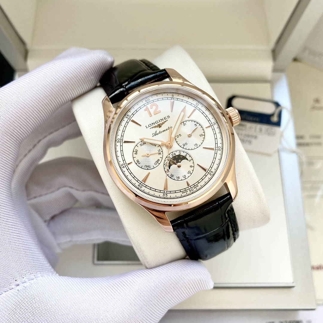 💰450 〖最新独家推荐〗浪琴-Longines‼️名匠系列，六针月相腕表登场🌹🌹🌹简约优雅尽显从容气度！1.腕表尺寸40X12毫米。剑形批华表针。2.表盘经典阿拉伯表盘，六点钟的月相功能日转一圈。3.【表带扣】采用复古仿鳄鱼表带柔软舒适搭配浪琴经典浮雕针扣。4.【机芯】采用4813-2机械机芯
