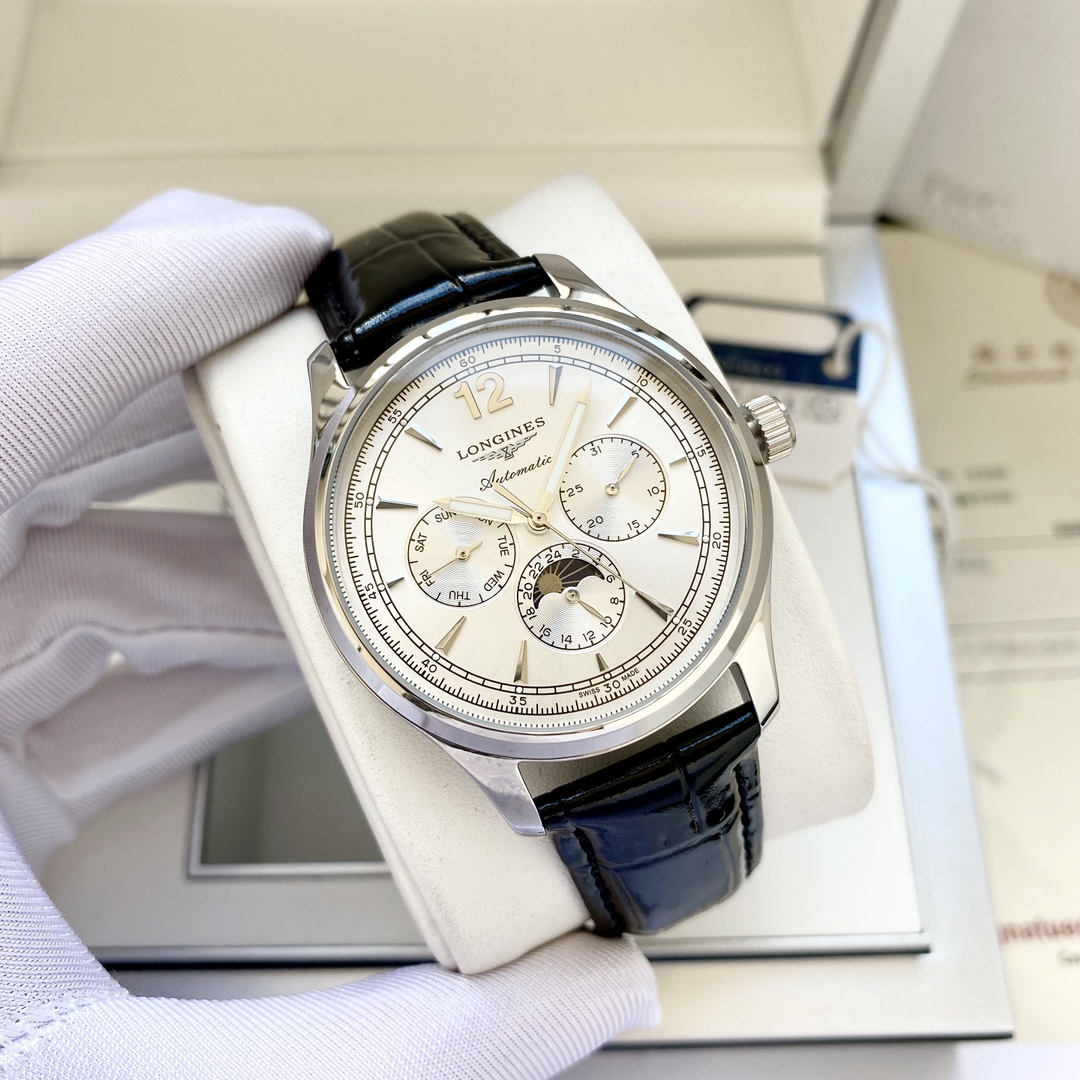 p460，〖最新独家推荐〗浪琴-Longines‼️名匠系列，六针月相腕表登场🌹🌹🌹简约优雅尽显从容气度！1.腕表尺寸40X12毫米。剑形批华表针。2.表盘经典阿拉伯表盘，六点钟的月相功能日转一圈。3.【表带扣】采用复古仿鳄鱼表带柔软舒适搭配浪琴经典浮雕针扣。