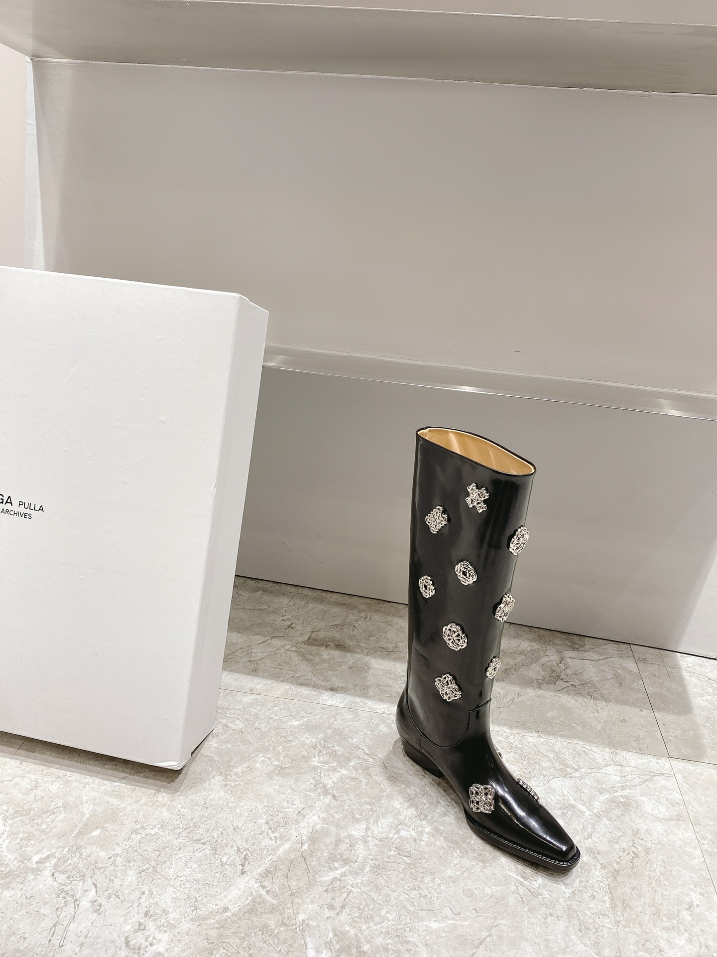2022 Toga Pulla Metal Embossed Knight Boots: Japanese Punk Style for Winter - 图片 3