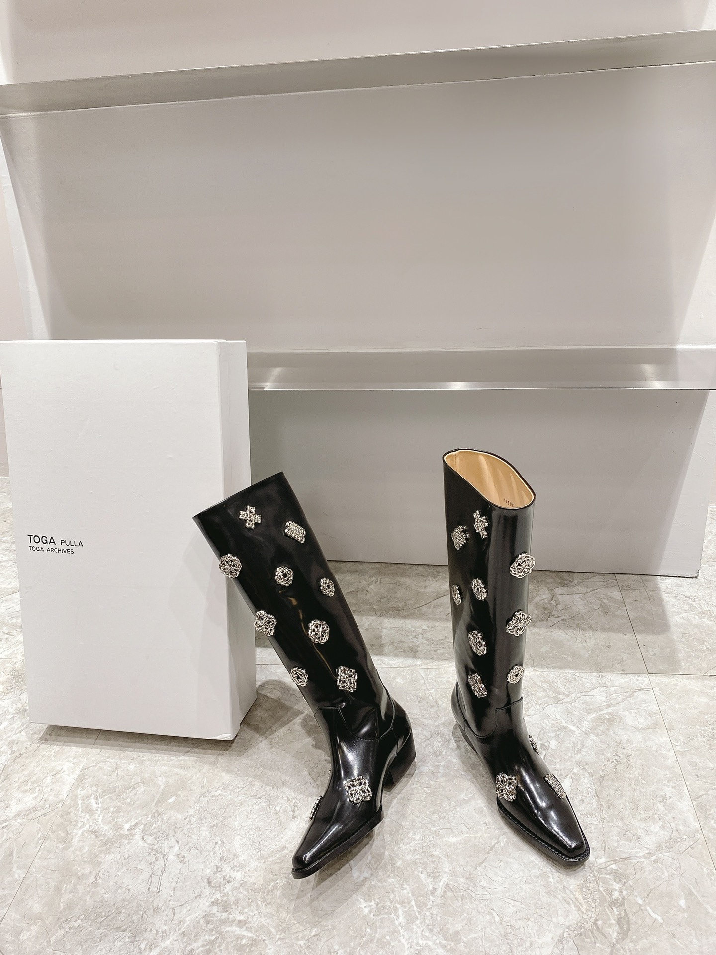 2022 Toga Pulla Metal Embossed Knight Boots: Japanese Punk Style for Winter - 图片 4