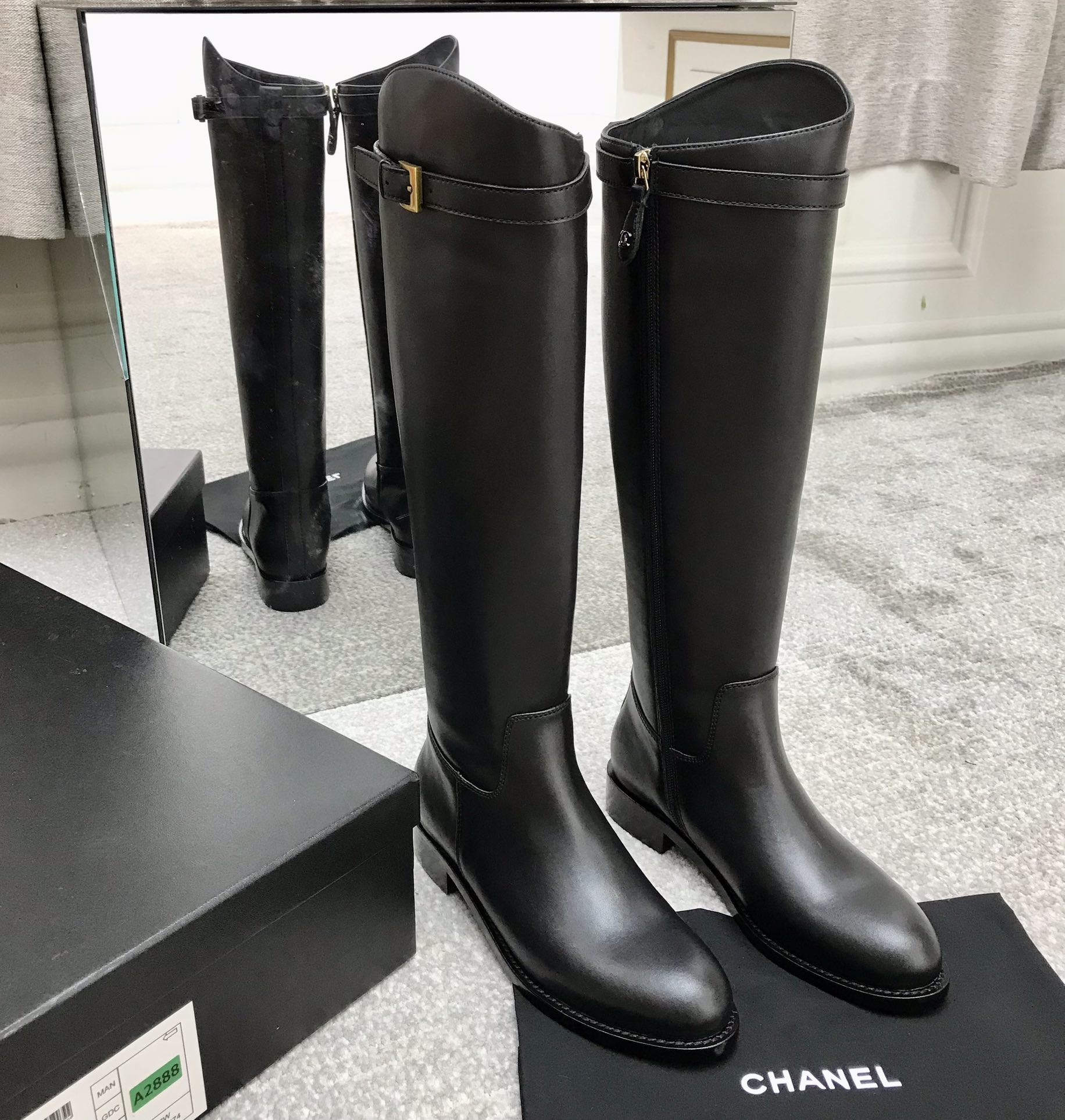 NO:592409,Chanel Xiaoxiang's autumn and winter classic knight boots are made of imported cowhide fabric, cowhide lining, and the soles are made of imported cowhide leather and injection molded rubber!  The heel is 3cm high, and the upper leg is huge and the legs are straight. It is simply a fairy boot. It is really handsome. The size is 35 to 39 (custom-made in 40, non-refundable), boots, chanel, boots, cowhide19860909Chanel 小香秋冬经典骑士长靴 采用进口牛皮面料,牛皮内里,鞋底是意大利进口牛皮革材质注塑橡胶！跟高3cm,上脚巨显腿直,简直就是一款神仙靴子,真的帅爆了 码数35～39（40定做不退换）,靴子,chanel,boots,cowhide,Women's Shoes
