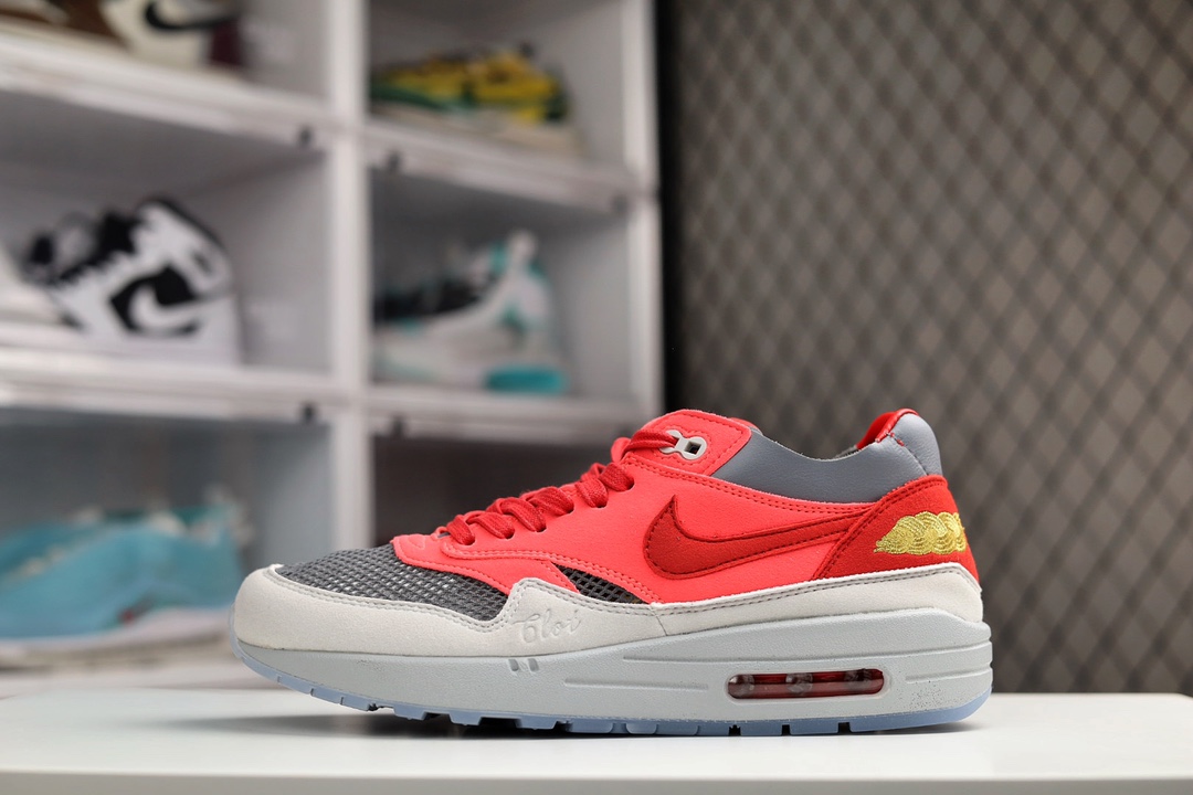 G0 Clot x Nk Air Max 1 陈冠希联名粉灰复古休闲跑鞋 鞋款不仅运用了半透明材质、中国中医针灸、中国风刺绣等元素，在配色的和谐均衡方面也做得非常不错