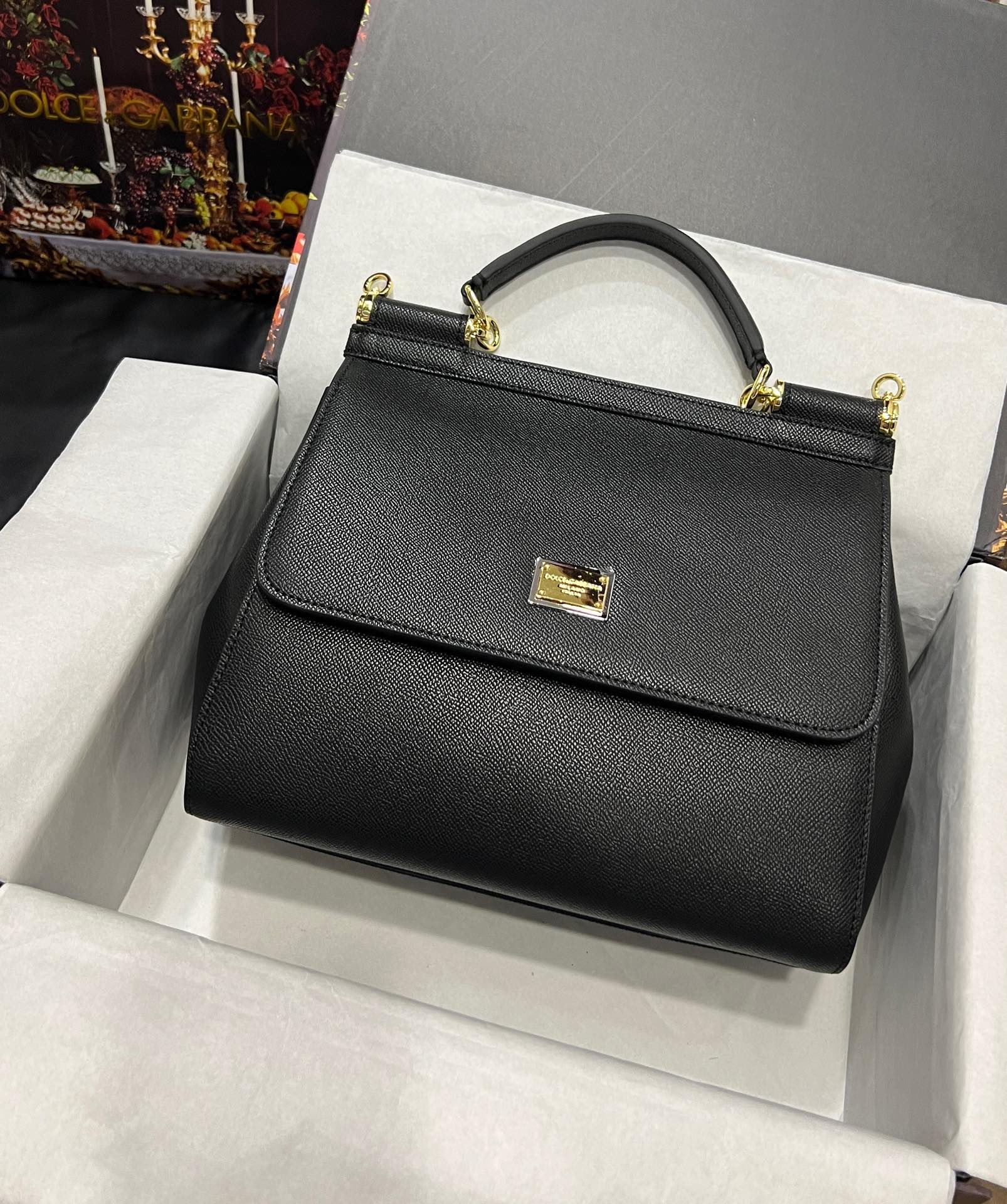 Top original order Dolce & Gabbana 👑
A Birkin bag in the fashion industry 👜 always has a hot 🔥 luminous ✨ highlight 🎨 that always makes people love it 💋 The color is always outstanding 🙅 The selection of materials gives people a strong visual impact 🎏 It has become a vibrant style and creativity to the fashion circle 🙅 🌟 size: 28cm large