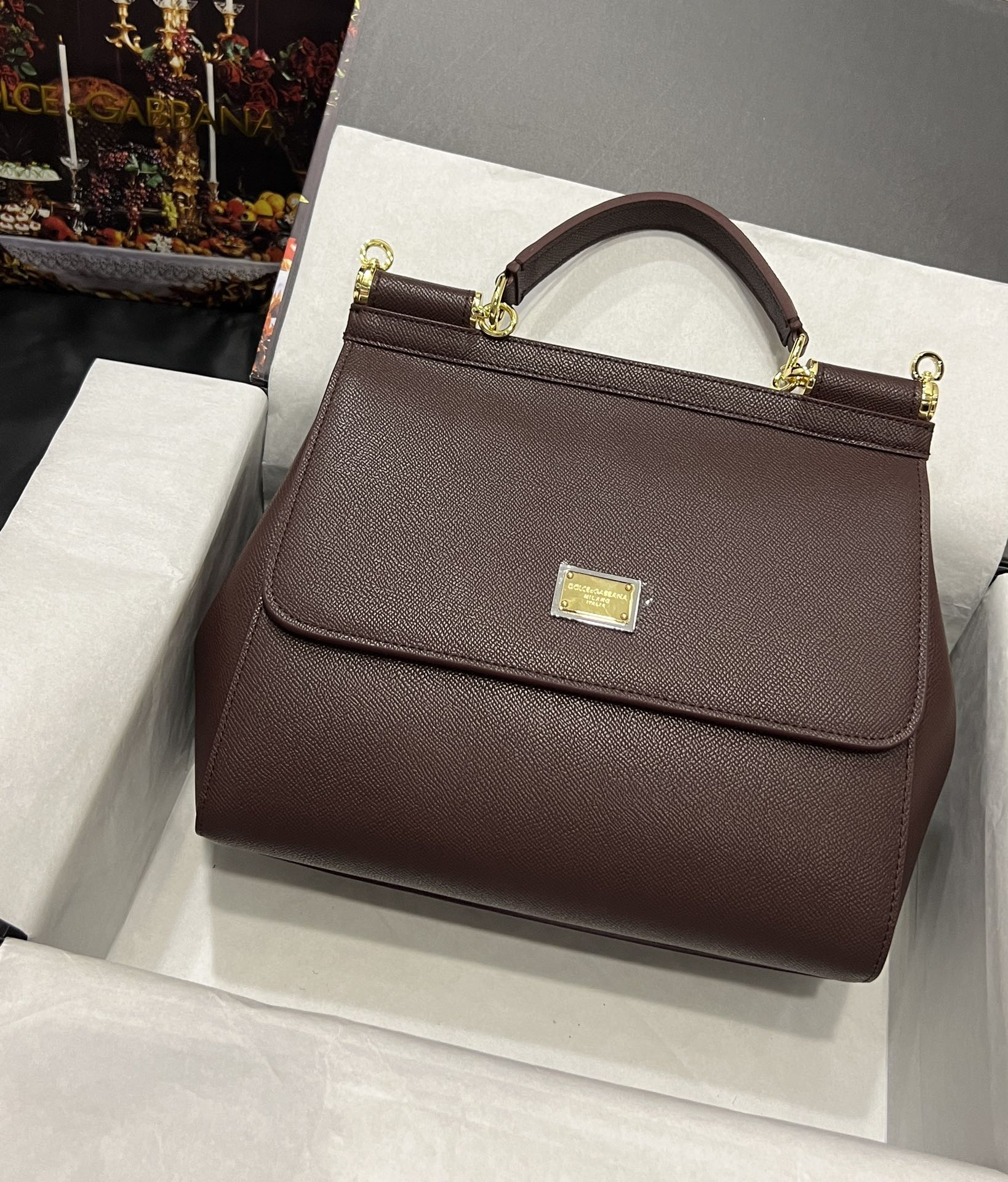 Top original order Dolce & Gabbana 👑
A Birkin bag in the fashion industry 👜 always has a hot 🔥 luminous ✨ highlight 🎨 that always makes people love it 💋 The color is always outstanding 🙅 The selection of materials gives people a strong visual impact 🎏 It has become a vibrant style and creativity to the fashion circle 🙅 🌟 size: 28cm large
