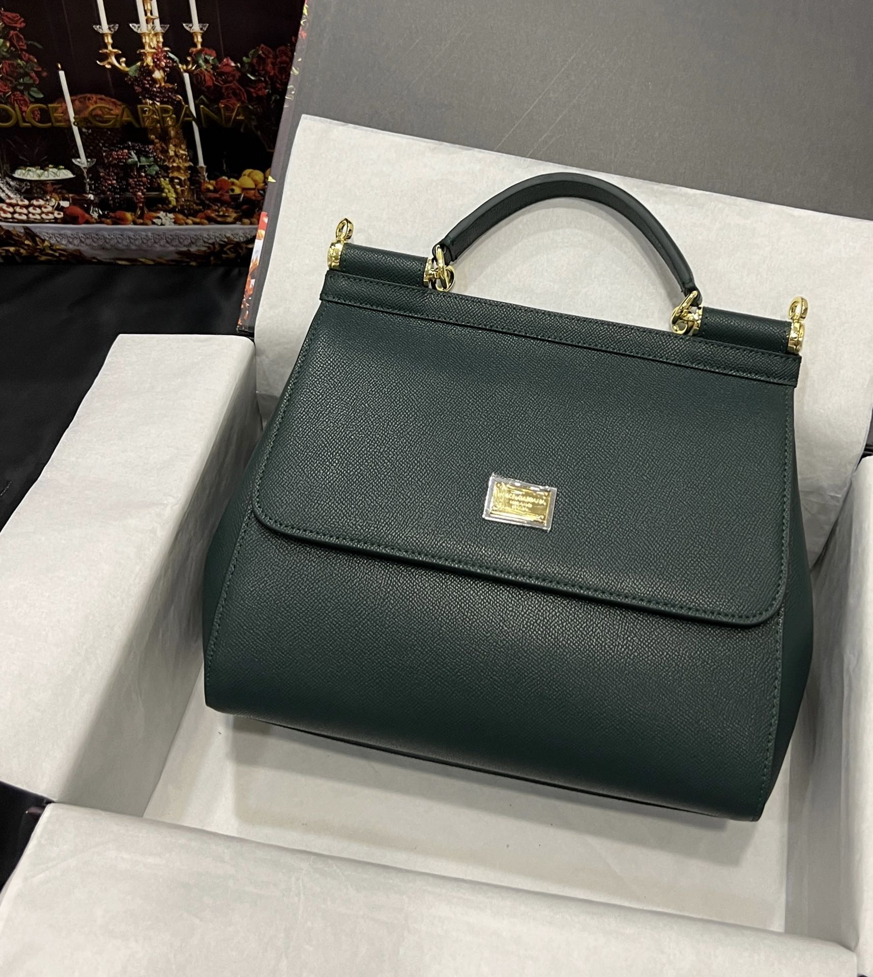 Top original order Dolce & Gabbana 👑
A Birkin bag in the fashion industry 👜 always has a hot 🔥 luminous ✨ highlight 🎨 that always makes people love it 💋 The color is always outstanding 🙅 The selection of materials gives people a strong visual impact 🎏 It has become a vibrant style and creativity to the fashion circle 🙅 🌟 size: 28cm large