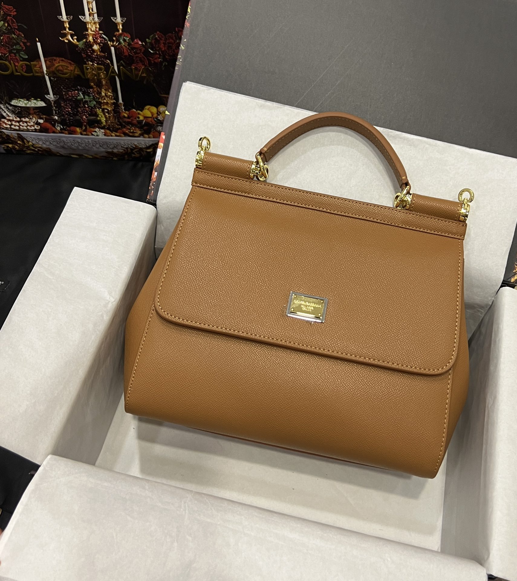 Top original order Dolce & Gabbana 👑
A Birkin bag in the fashion industry 👜 always has a hot 🔥 luminous ✨ highlight 🎨 that always makes people love it 💋 The color is always outstanding 🙅 The selection of materials gives people a strong visual impact 🎏 It has become a vibrant style and creativity to the fashion circle 🙅 🌟 size: 28cm large