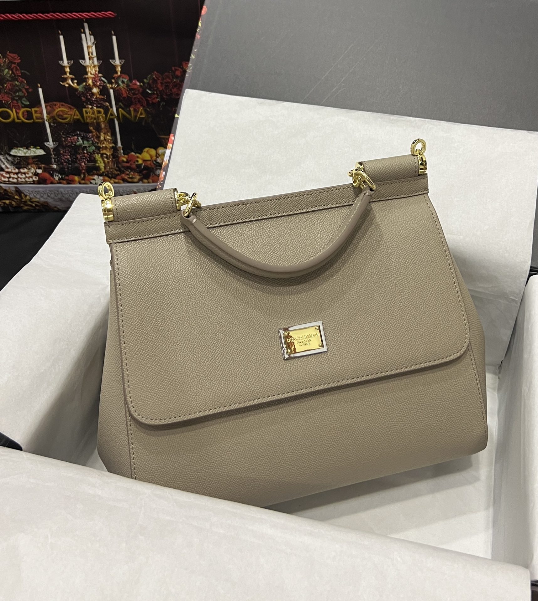 Top original order Dolce & Gabbana 👑
A Birkin bag in the fashion industry 👜 always has a hot 🔥 luminous ✨ highlight 🎨 that always makes people love it 💋 The color is always outstanding 🙅 The selection of materials gives people a strong visual impact 🎏 It has become a vibrant style and creativity to the fashion circle 🙅 🌟 size: 28cm large photo 1