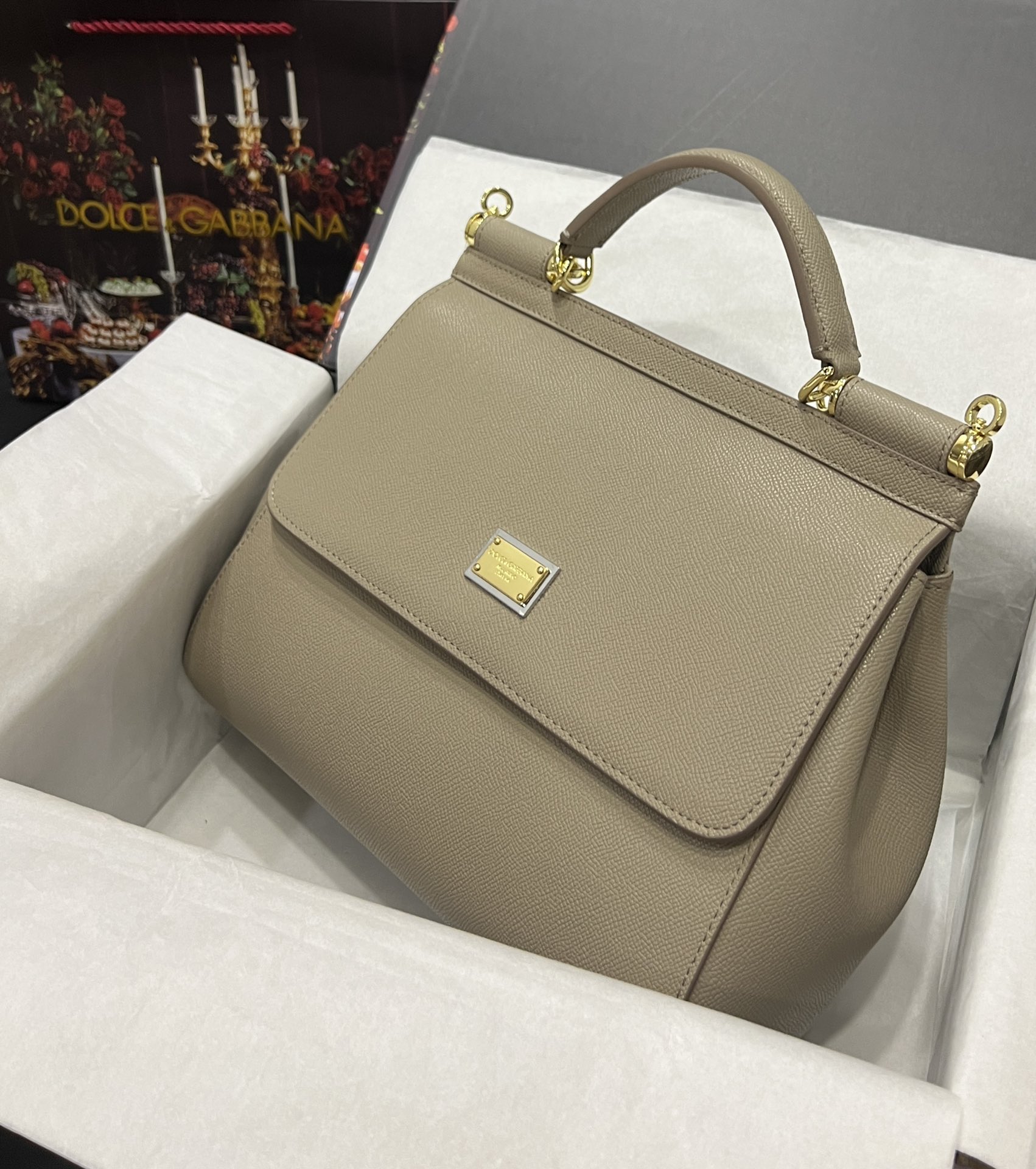 Top original order Dolce & Gabbana 👑
A Birkin bag in the fashion industry 👜 always has a hot 🔥 luminous ✨ highlight 🎨 that always makes people love it 💋 The color is always outstanding 🙅 The selection of materials gives people a strong visual impact 🎏 It has become a vibrant style and creativity to the fashion circle 🙅 🌟 size: 28cm large photo 2