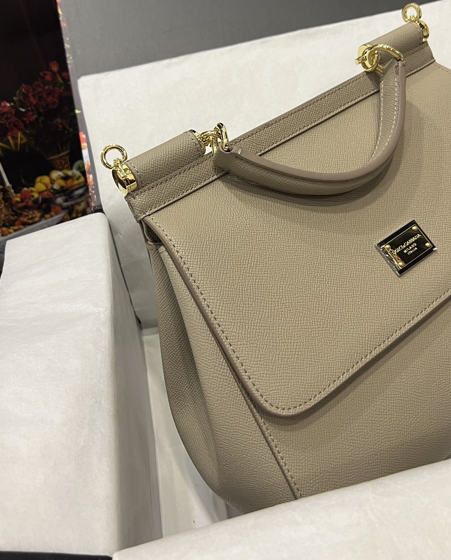 Top original order Dolce & Gabbana 👑
A Birkin bag in the fashion industry 👜 always has a hot 🔥 luminous ✨ highlight 🎨 that always makes people love it 💋 The color is always outstanding 🙅 The selection of materials gives people a strong visual impact 🎏 It has become a vibrant style and creativity to the fashion circle 🙅 🌟 size: 28cm large photo 3
