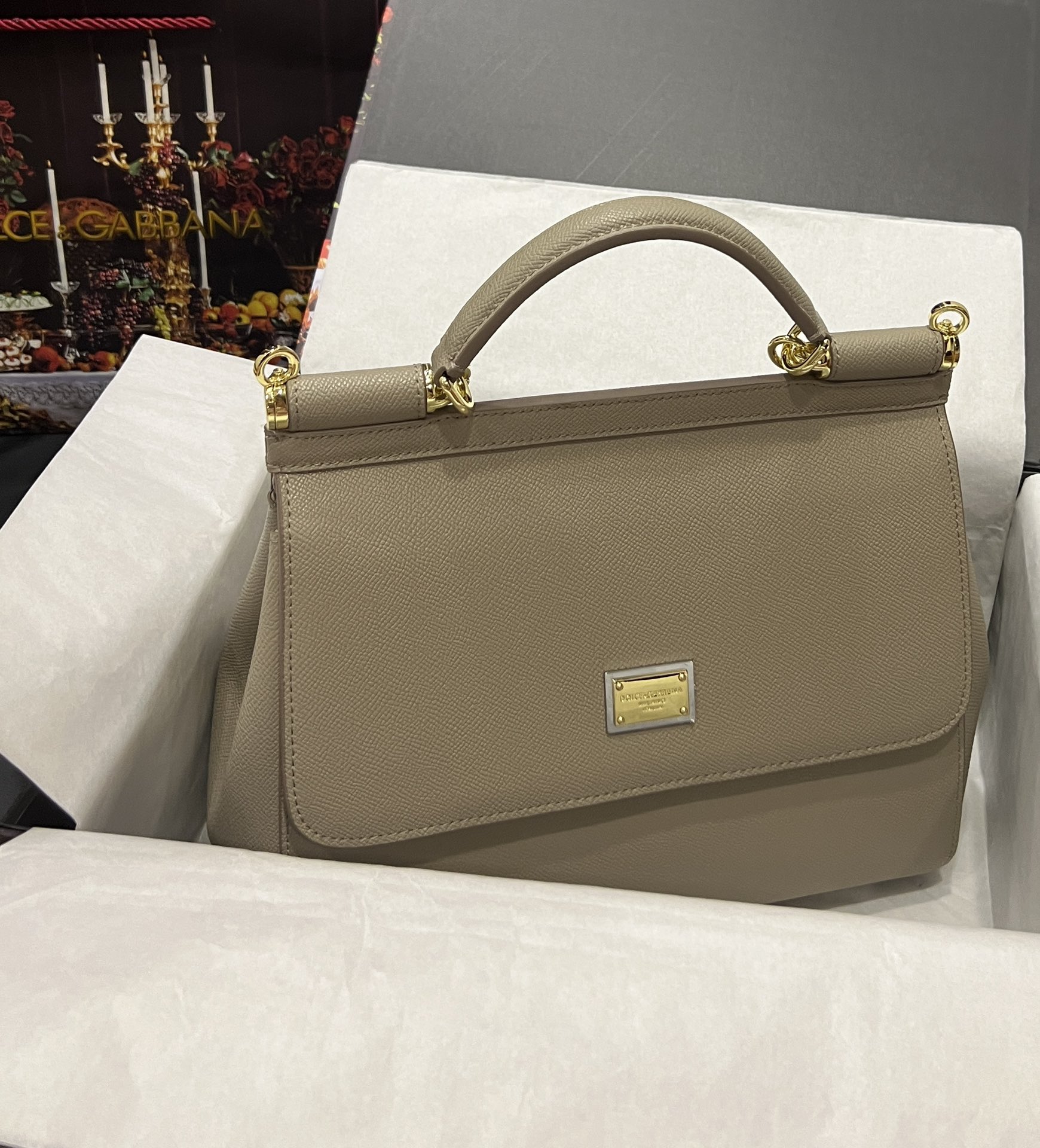 Top original order Dolce & Gabbana 👑
A Birkin bag in the fashion industry 👜 always has a hot 🔥 luminous ✨ highlight 🎨 that always makes people love it 💋 The color is always outstanding 🙅 The selection of materials gives people a strong visual impact 🎏 It has become a vibrant style and creativity to the fashion circle 🙅 🌟 size: 28cm large photo 6