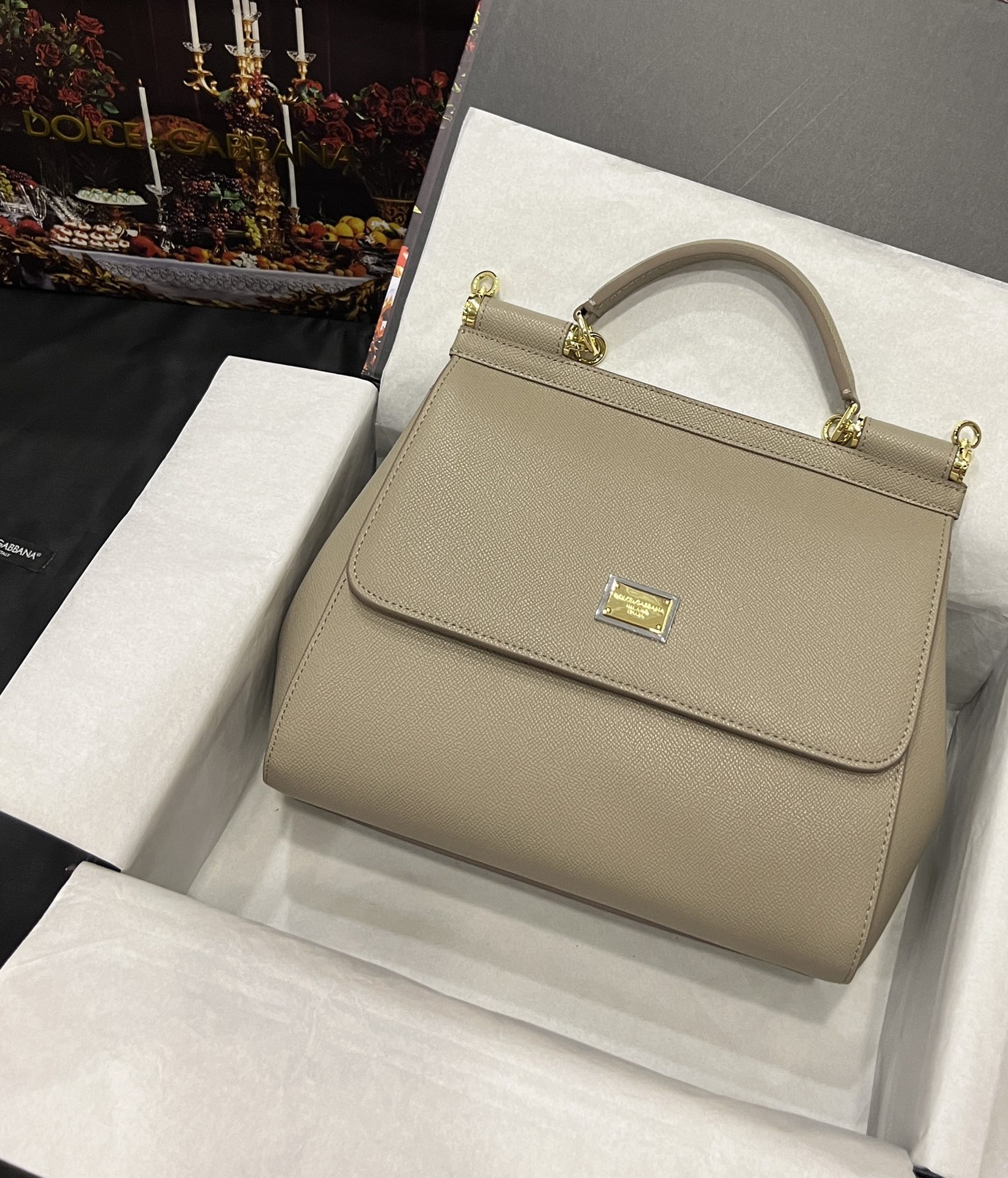 Top original order Dolce & Gabbana 👑
A Birkin bag in the fashion industry 👜 always has a hot 🔥 luminous ✨ highlight 🎨 that always makes people love it 💋 The color is always outstanding 🙅 The selection of materials gives people a strong visual impact 🎏 It has become a vibrant style and creativity to the fashion circle 🙅 🌟 size: 28cm large