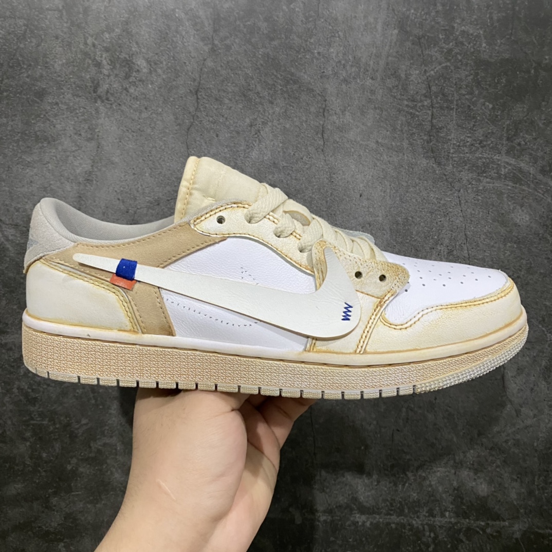 Off-White x Nike Air Jordan 1 Low OG\”GOAT LOWS\”OW氧化米白灰橙 CZ0775-100 正确氧化版 原楦原纸版数据开发版型 采用头层皮革鞋面材质(正确带氧化做旧效果,过程极其繁琐!!) 原厂立体填充鞋舌海绵 中底注胶孔及缜密中底拉帮工艺 原数据开发模具大底 市售最正确版本‼️ OFF-WHITE 创始人 Virgil Abloh 突然离世，震惊世界。作为为数不多能够在全球范围取得巨大影响力的设计师，Virgil 留给世界的回忆实在是太多了。除了已经曝光的几款未市售 LV x Nike 联名鞋以及 OFF-WHITE x Nike 联名鞋之外。近日，勒布朗·詹姆斯又率先上脚一款全新的 OFF-WHITE x Air Jordan 1 Low，收割不少玩家的眼球。可以看出整双鞋延续经典解构设计风格，采用一袭白色装扮鞋身。整体细节上并没有过多亮眼的地方，但是 Air Jordan 1 Low 的鞋型则十分抢眼。其实这双鞋出自海外球鞋定制师 Huy Le（@chefhuyle）之手。不过从 Huy Le 释出的静态实物可以看出，整双鞋在风格上采用氧化做旧的效果呈现。同时整双鞋的命名也为「GOAT LOWS」，鞋盒上也能看到专为詹姆斯打造的「TO KING JAMES」字样。不过对于想要入手的玩家来说，也并不是没有机会。前往 Huy Le 的球鞋定制官网同样可以将这双鞋收入囊中，但是价格自然也不便宜。 尺码：40 40.5 41 42 42.5 43 44 44.5 45 46 47.5 48-选品中心