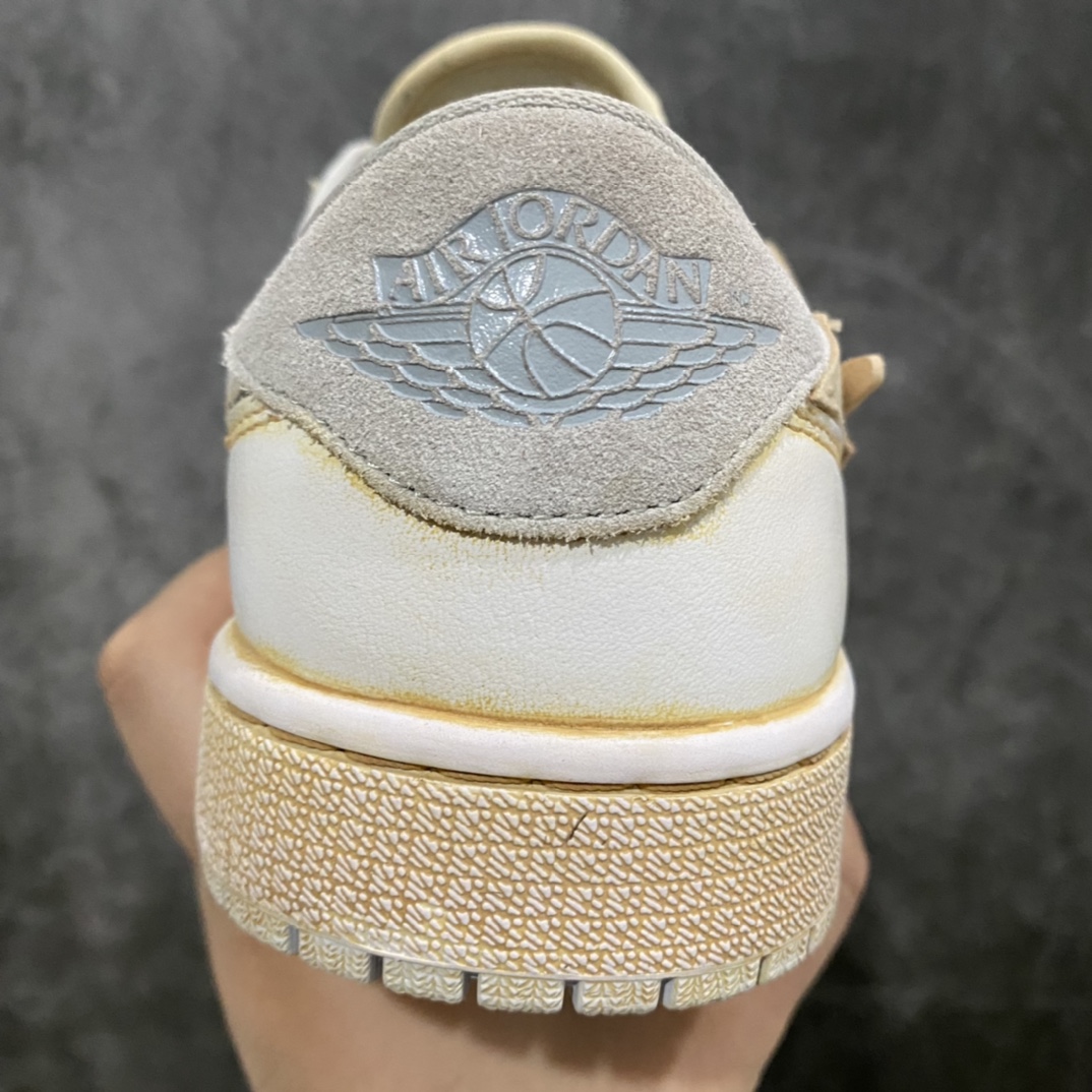 图片[4]-Off-White x Nike Air Jordan 1 Low OG\”GOAT LOWS\”OW氧化米白灰橙 CZ0775-100 正确氧化版 原楦原纸版数据开发版型 采用头层皮革鞋面材质(正确带氧化做旧效果,过程极其繁琐!!) 原厂立体填充鞋舌海绵 中底注胶孔及缜密中底拉帮工艺 原数据开发模具大底 市售最正确版本‼️ OFF-WHITE 创始人 Virgil Abloh 突然离世，震惊世界。作为为数不多能够在全球范围取得巨大影响力的设计师，Virgil 留给世界的回忆实在是太多了。除了已经曝光的几款未市售 LV x Nike 联名鞋以及 OFF-WHITE x Nike 联名鞋之外。近日，勒布朗·詹姆斯又率先上脚一款全新的 OFF-WHITE x Air Jordan 1 Low，收割不少玩家的眼球。可以看出整双鞋延续经典解构设计风格，采用一袭白色装扮鞋身。整体细节上并没有过多亮眼的地方，但是 Air Jordan 1 Low 的鞋型则十分抢眼。其实这双鞋出自海外球鞋定制师 Huy Le（@chefhuyle）之手。不过从 Huy Le 释出的静态实物可以看出，整双鞋在风格上采用氧化做旧的效果呈现。同时整双鞋的命名也为「GOAT LOWS」，鞋盒上也能看到专为詹姆斯打造的「TO KING JAMES」字样。不过对于想要入手的玩家来说，也并不是没有机会。前往 Huy Le 的球鞋定制官网同样可以将这双鞋收入囊中，但是价格自然也不便宜。 尺码：40 40.5 41 42 42.5 43 44 44.5 45 46 47.5 48-选品中心