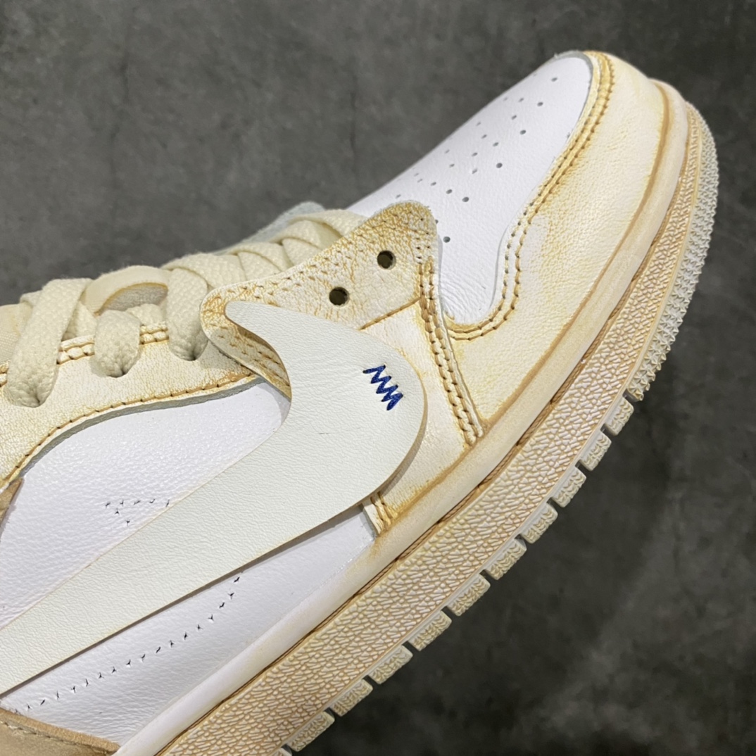 图片[6]-Off-White x Nike Air Jordan 1 Low OG\”GOAT LOWS\”OW氧化米白灰橙 CZ0775-100 正确氧化版 原楦原纸版数据开发版型 采用头层皮革鞋面材质(正确带氧化做旧效果,过程极其繁琐!!) 原厂立体填充鞋舌海绵 中底注胶孔及缜密中底拉帮工艺 原数据开发模具大底 市售最正确版本‼️ OFF-WHITE 创始人 Virgil Abloh 突然离世，震惊世界。作为为数不多能够在全球范围取得巨大影响力的设计师，Virgil 留给世界的回忆实在是太多了。除了已经曝光的几款未市售 LV x Nike 联名鞋以及 OFF-WHITE x Nike 联名鞋之外。近日，勒布朗·詹姆斯又率先上脚一款全新的 OFF-WHITE x Air Jordan 1 Low，收割不少玩家的眼球。可以看出整双鞋延续经典解构设计风格，采用一袭白色装扮鞋身。整体细节上并没有过多亮眼的地方，但是 Air Jordan 1 Low 的鞋型则十分抢眼。其实这双鞋出自海外球鞋定制师 Huy Le（@chefhuyle）之手。不过从 Huy Le 释出的静态实物可以看出，整双鞋在风格上采用氧化做旧的效果呈现。同时整双鞋的命名也为「GOAT LOWS」，鞋盒上也能看到专为詹姆斯打造的「TO KING JAMES」字样。不过对于想要入手的玩家来说，也并不是没有机会。前往 Huy Le 的球鞋定制官网同样可以将这双鞋收入囊中，但是价格自然也不便宜。 尺码：40 40.5 41 42 42.5 43 44 44.5 45 46 47.5 48-选品中心