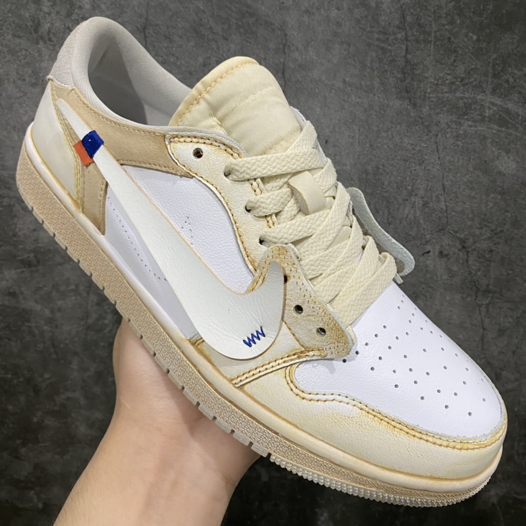 图片[3]-Off-White x Nike Air Jordan 1 Low OG\”GOAT LOWS\”OW氧化米白灰橙 CZ0775-100 正确氧化版 原楦原纸版数据开发版型 采用头层皮革鞋面材质(正确带氧化做旧效果,过程极其繁琐!!) 原厂立体填充鞋舌海绵 中底注胶孔及缜密中底拉帮工艺 原数据开发模具大底 市售最正确版本‼️ OFF-WHITE 创始人 Virgil Abloh 突然离世，震惊世界。作为为数不多能够在全球范围取得巨大影响力的设计师，Virgil 留给世界的回忆实在是太多了。除了已经曝光的几款未市售 LV x Nike 联名鞋以及 OFF-WHITE x Nike 联名鞋之外。近日，勒布朗·詹姆斯又率先上脚一款全新的 OFF-WHITE x Air Jordan 1 Low，收割不少玩家的眼球。可以看出整双鞋延续经典解构设计风格，采用一袭白色装扮鞋身。整体细节上并没有过多亮眼的地方，但是 Air Jordan 1 Low 的鞋型则十分抢眼。其实这双鞋出自海外球鞋定制师 Huy Le（@chefhuyle）之手。不过从 Huy Le 释出的静态实物可以看出，整双鞋在风格上采用氧化做旧的效果呈现。同时整双鞋的命名也为「GOAT LOWS」，鞋盒上也能看到专为詹姆斯打造的「TO KING JAMES」字样。不过对于想要入手的玩家来说，也并不是没有机会。前往 Huy Le 的球鞋定制官网同样可以将这双鞋收入囊中，但是价格自然也不便宜。 尺码：40 40.5 41 42 42.5 43 44 44.5 45 46 47.5 48-选品中心