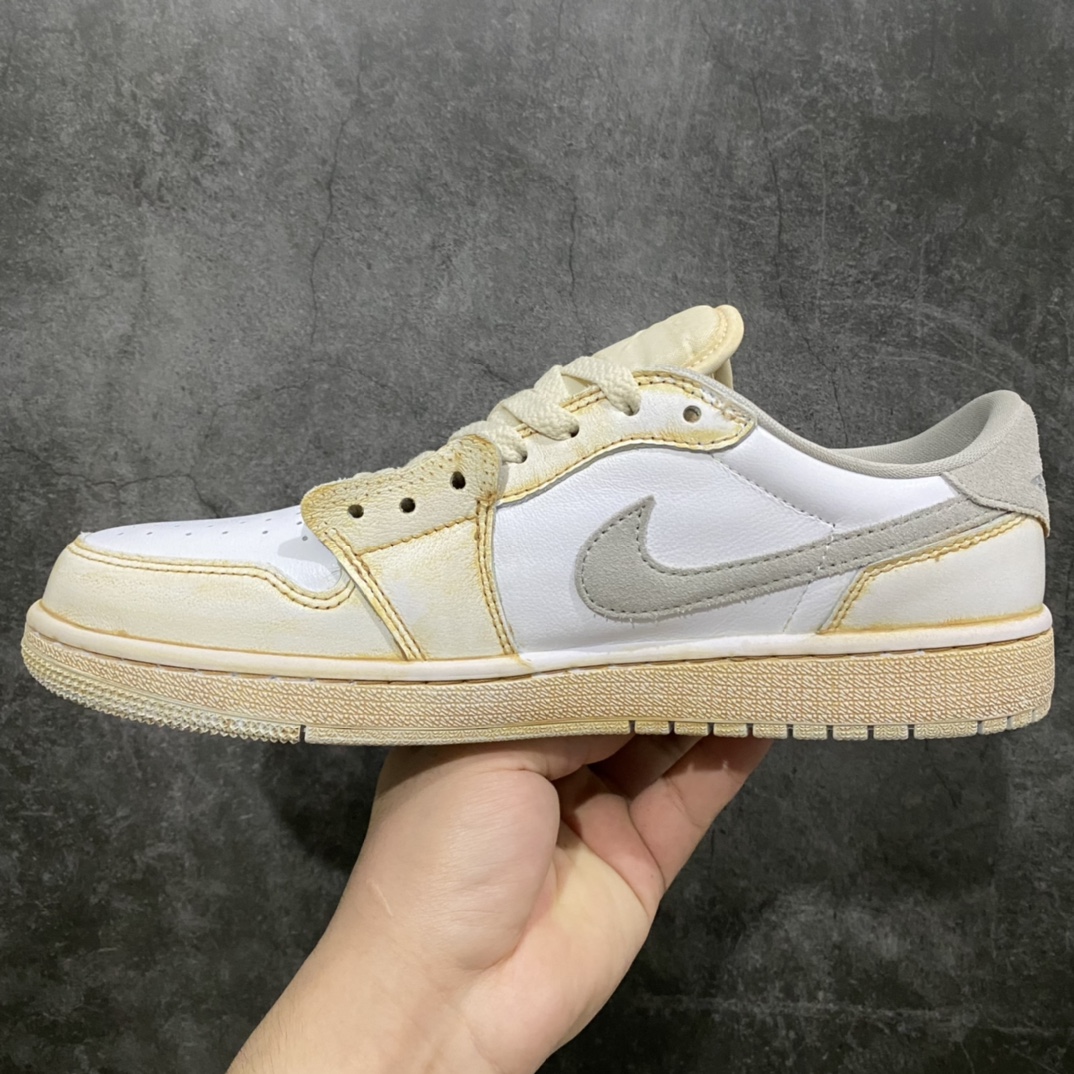 图片[2]-Off-White x Nike Air Jordan 1 Low OG\”GOAT LOWS\”OW氧化米白灰橙 CZ0775-100 正确氧化版 原楦原纸版数据开发版型 采用头层皮革鞋面材质(正确带氧化做旧效果,过程极其繁琐!!) 原厂立体填充鞋舌海绵 中底注胶孔及缜密中底拉帮工艺 原数据开发模具大底 市售最正确版本‼️ OFF-WHITE 创始人 Virgil Abloh 突然离世，震惊世界。作为为数不多能够在全球范围取得巨大影响力的设计师，Virgil 留给世界的回忆实在是太多了。除了已经曝光的几款未市售 LV x Nike 联名鞋以及 OFF-WHITE x Nike 联名鞋之外。近日，勒布朗·詹姆斯又率先上脚一款全新的 OFF-WHITE x Air Jordan 1 Low，收割不少玩家的眼球。可以看出整双鞋延续经典解构设计风格，采用一袭白色装扮鞋身。整体细节上并没有过多亮眼的地方，但是 Air Jordan 1 Low 的鞋型则十分抢眼。其实这双鞋出自海外球鞋定制师 Huy Le（@chefhuyle）之手。不过从 Huy Le 释出的静态实物可以看出，整双鞋在风格上采用氧化做旧的效果呈现。同时整双鞋的命名也为「GOAT LOWS」，鞋盒上也能看到专为詹姆斯打造的「TO KING JAMES」字样。不过对于想要入手的玩家来说，也并不是没有机会。前往 Huy Le 的球鞋定制官网同样可以将这双鞋收入囊中，但是价格自然也不便宜。 尺码：40 40.5 41 42 42.5 43 44 44.5 45 46 47.5 48-选品中心