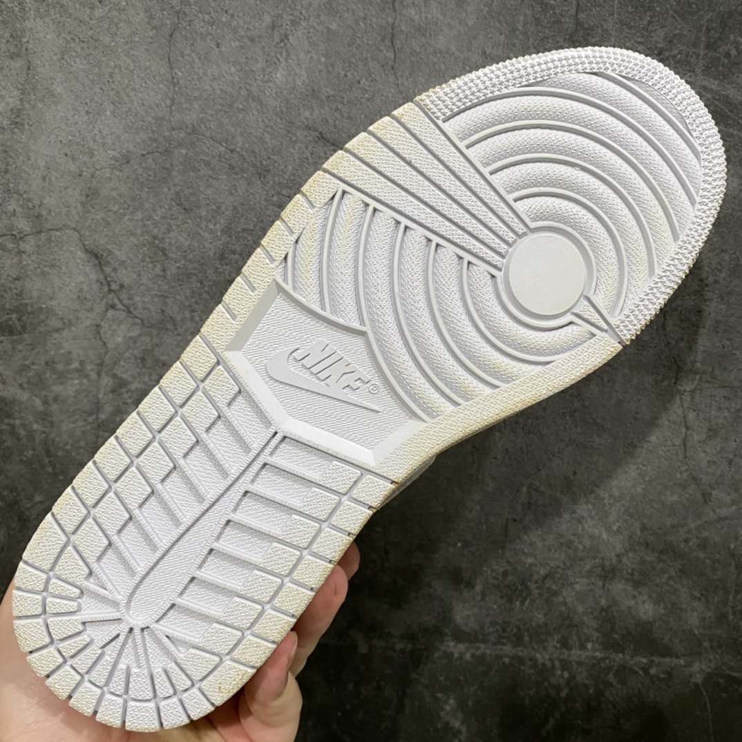 图片[8]-Off-White x Nike Air Jordan 1 Low OG\”GOAT LOWS\”OW氧化米白灰橙 CZ0775-100 正确氧化版 原楦原纸版数据开发版型 采用头层皮革鞋面材质(正确带氧化做旧效果,过程极其繁琐!!) 原厂立体填充鞋舌海绵 中底注胶孔及缜密中底拉帮工艺 原数据开发模具大底 市售最正确版本‼️ OFF-WHITE 创始人 Virgil Abloh 突然离世，震惊世界。作为为数不多能够在全球范围取得巨大影响力的设计师，Virgil 留给世界的回忆实在是太多了。除了已经曝光的几款未市售 LV x Nike 联名鞋以及 OFF-WHITE x Nike 联名鞋之外。近日，勒布朗·詹姆斯又率先上脚一款全新的 OFF-WHITE x Air Jordan 1 Low，收割不少玩家的眼球。可以看出整双鞋延续经典解构设计风格，采用一袭白色装扮鞋身。整体细节上并没有过多亮眼的地方，但是 Air Jordan 1 Low 的鞋型则十分抢眼。其实这双鞋出自海外球鞋定制师 Huy Le（@chefhuyle）之手。不过从 Huy Le 释出的静态实物可以看出，整双鞋在风格上采用氧化做旧的效果呈现。同时整双鞋的命名也为「GOAT LOWS」，鞋盒上也能看到专为詹姆斯打造的「TO KING JAMES」字样。不过对于想要入手的玩家来说，也并不是没有机会。前往 Huy Le 的球鞋定制官网同样可以将这双鞋收入囊中，但是价格自然也不便宜。 尺码：40 40.5 41 42 42.5 43 44 44.5 45 46 47.5 48-选品中心