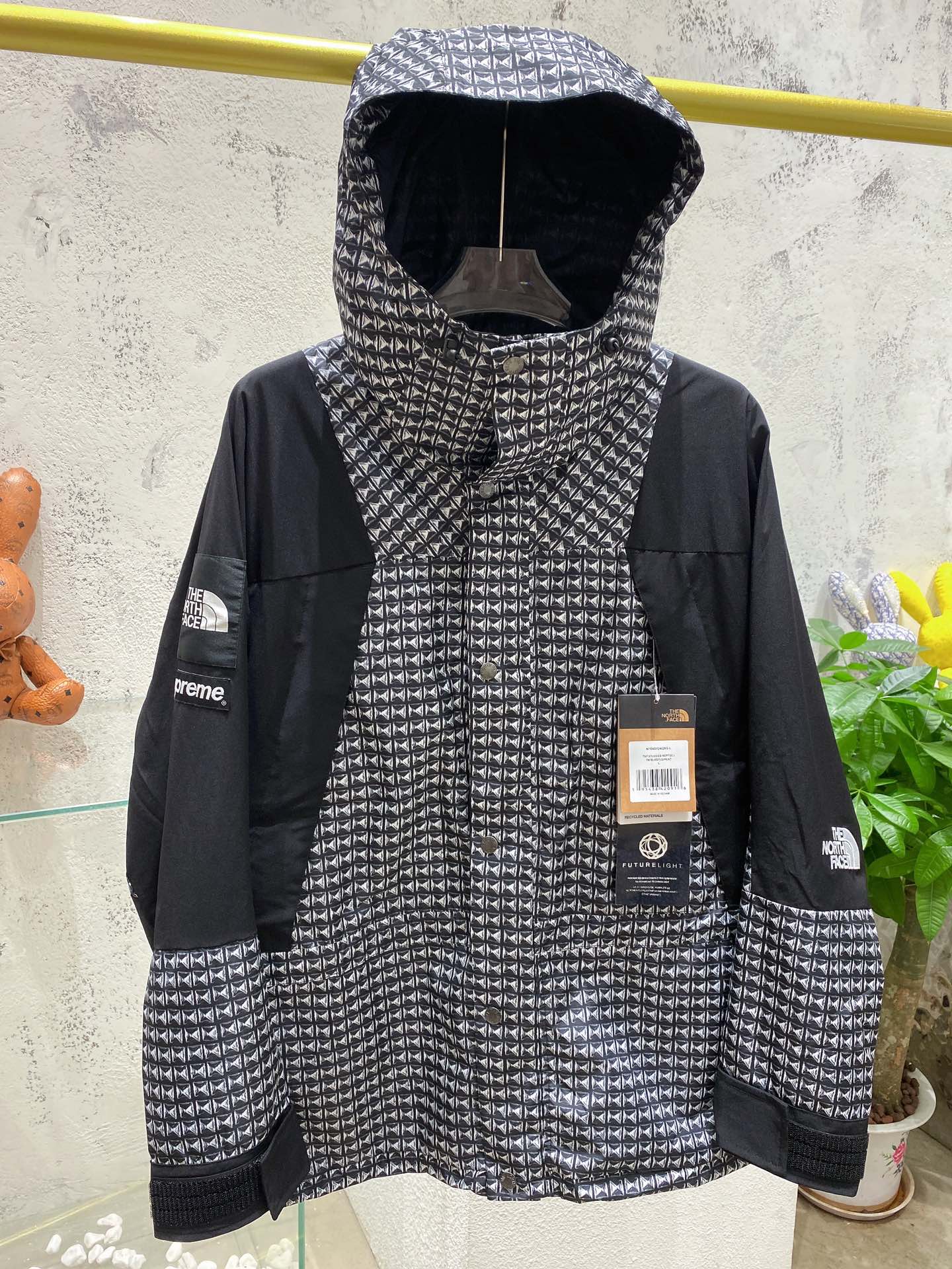 Supreme 21SS TNF Studded Mountain  Jacket 联名铆钉冲锋衣