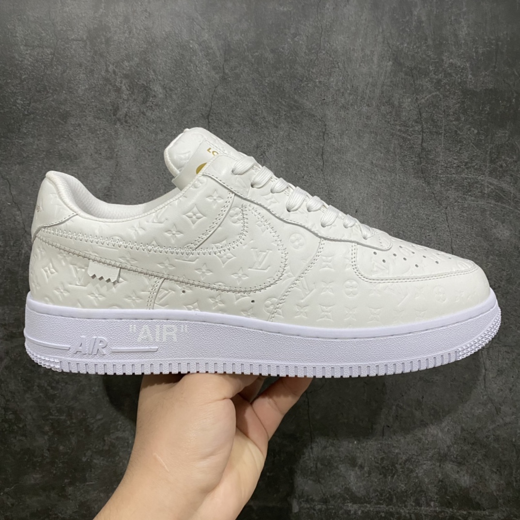 莞产LV x Air Force 1白色 目前市场最正确版 懂货的来 正确的钩子大小 (市面版本过小) 正确老花 压花比例以及各位置正确的对位! 正确鞋舌长度及厚度(市面要么过短要么过长过薄) 正确鞋带孔8个(女鞋为7个) 正确鞋头冲孔数量(除最外排固定2个 其余没排女码比男码少1个) 目前此版本 尺码:38-45🐎 另有其他版本供应!-选品中心