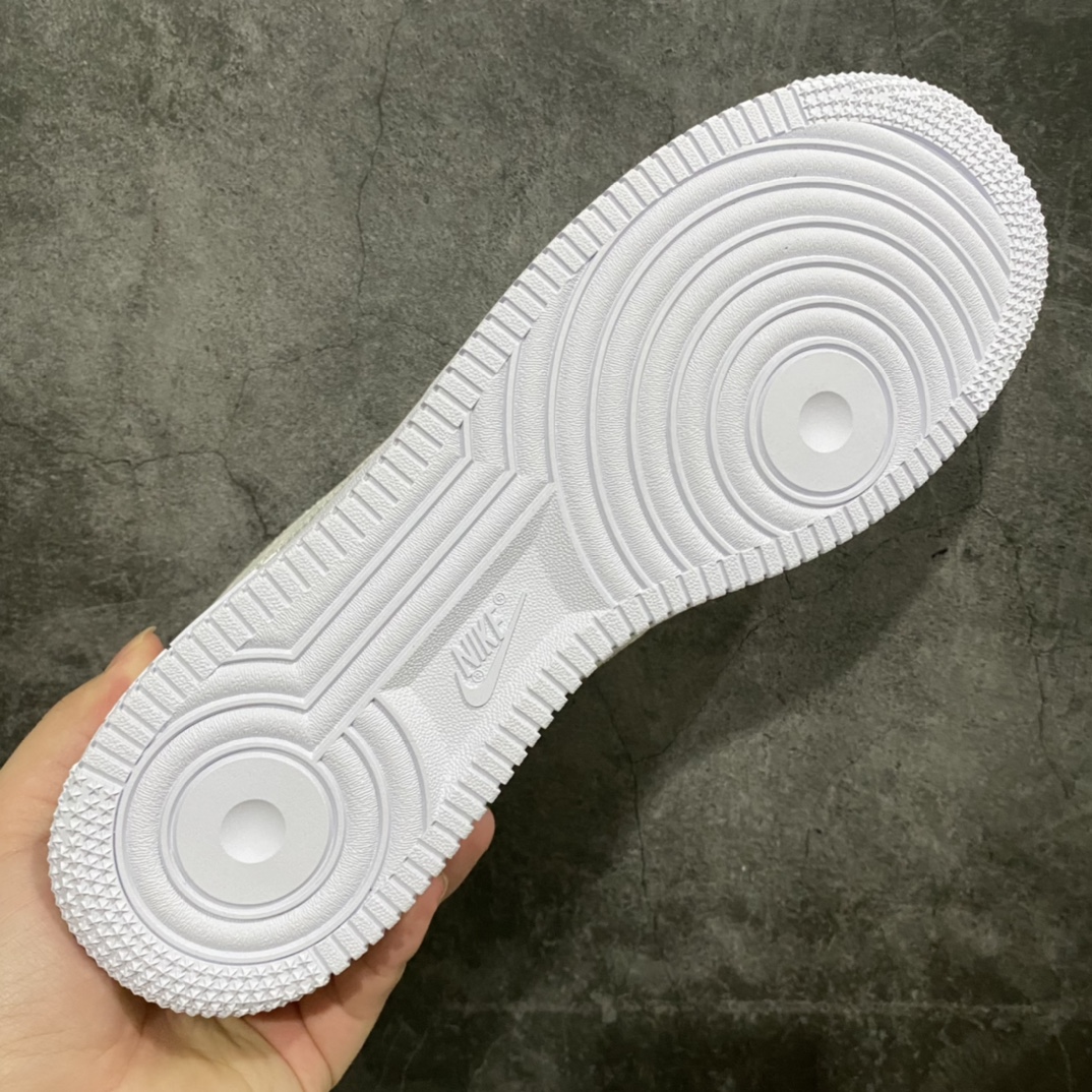 图片[8]-莞产LV x Air Force 1白色 目前市场最正确版 懂货的来 正确的钩子大小 （市面版本过小） 正确老花 压花比例以及各位置正确的对位！ 正确鞋舌长度及厚度（市面要么过短要么过长过薄） 正确鞋带孔8个（女鞋为7个） 正确鞋头冲孔数量（除最外排固定2个 其余没排女码比男码少1个） 目前此版本 尺码：38-45🐎 另有其他版本供应！-选品中心