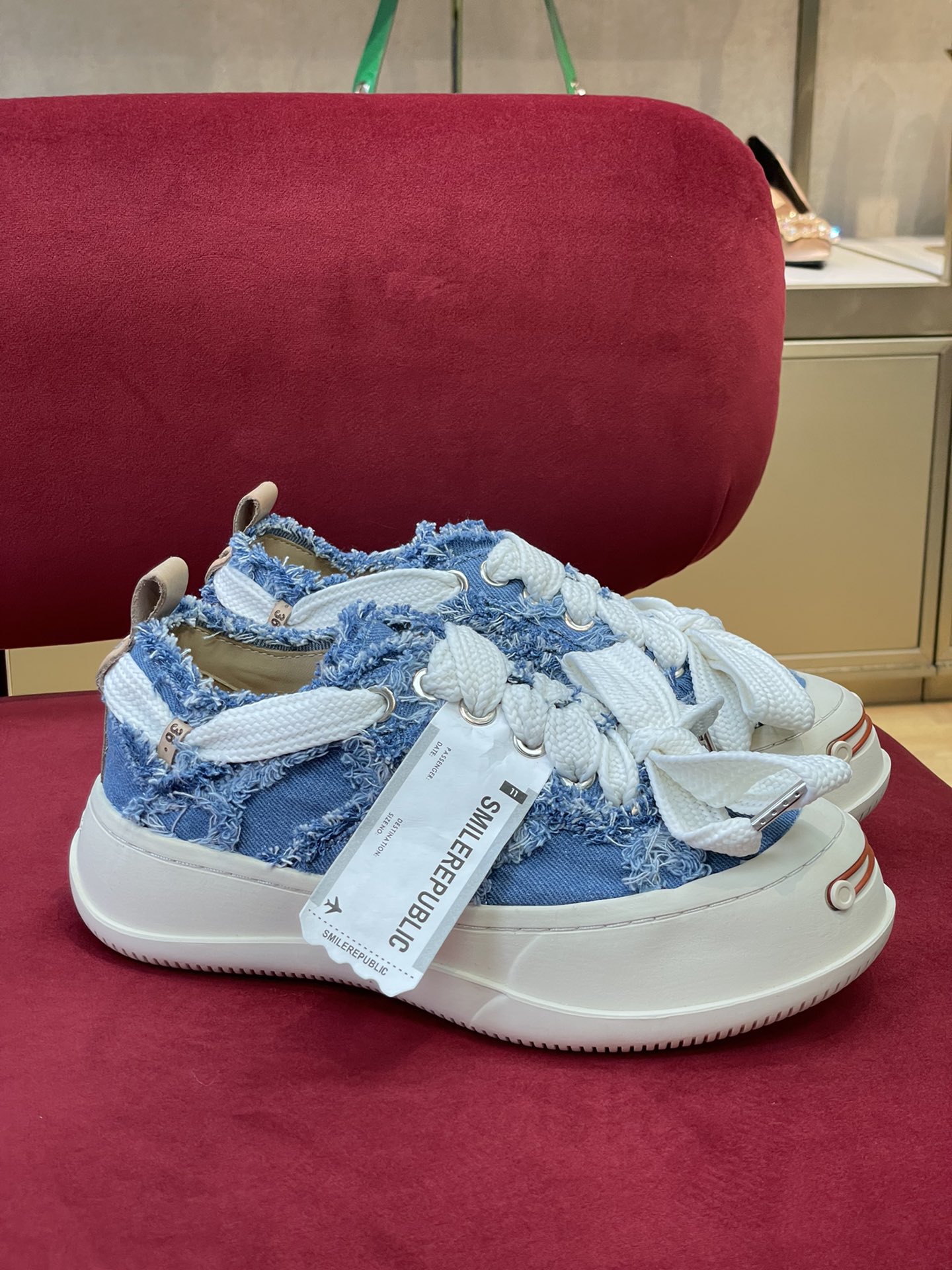 NO:759962,(Couple model) Added 5 new colors of the latest SMILEREPUBLIC open-smile canvas shoes. Xiaohongshu has exploded the screen. The most popular item. Cute and cute big round-toe canvas shoes that are popular among trendy people. The same model for the male protagonist Tan Jianci of the hit drama 'Crime Hunter'. Many celebrities and Internet celebrities wear the same style in private clothes!  Inverted shoelaces, toe opening design, imported canvas/sweat-absorbent and breathable water-dyed cowhide lining, tiptoe. Original molded rubber outsole. Size35-40/39-45, casual shoes/sports shoes, sneakers, cowhide19860909(情侣款)新增5色最新款  SMILEREPUBLIC 开口笑帆布鞋 小红书刷爆屏 最爆单品 爆火潮人穿搭可可爱爱大圆头帆布鞋 热剧《猎罪图鉴》男主檀健次同款 众多明星网红私服穿搭同款！ 倒鞋带鞋头开口笑设计,进口帆布/吸汗透气水染牛皮内里、踮脚.原版模具橡胶大底. Size35-40/39-45,休闲鞋/运动鞋,sneakers,cowhide,Women's Shoes