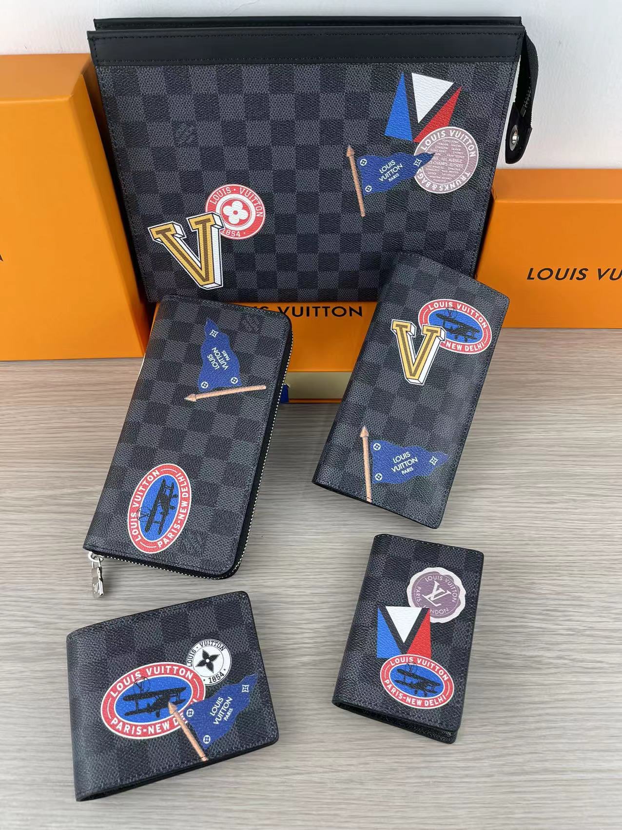 Leather wallet zipper and stitch detail