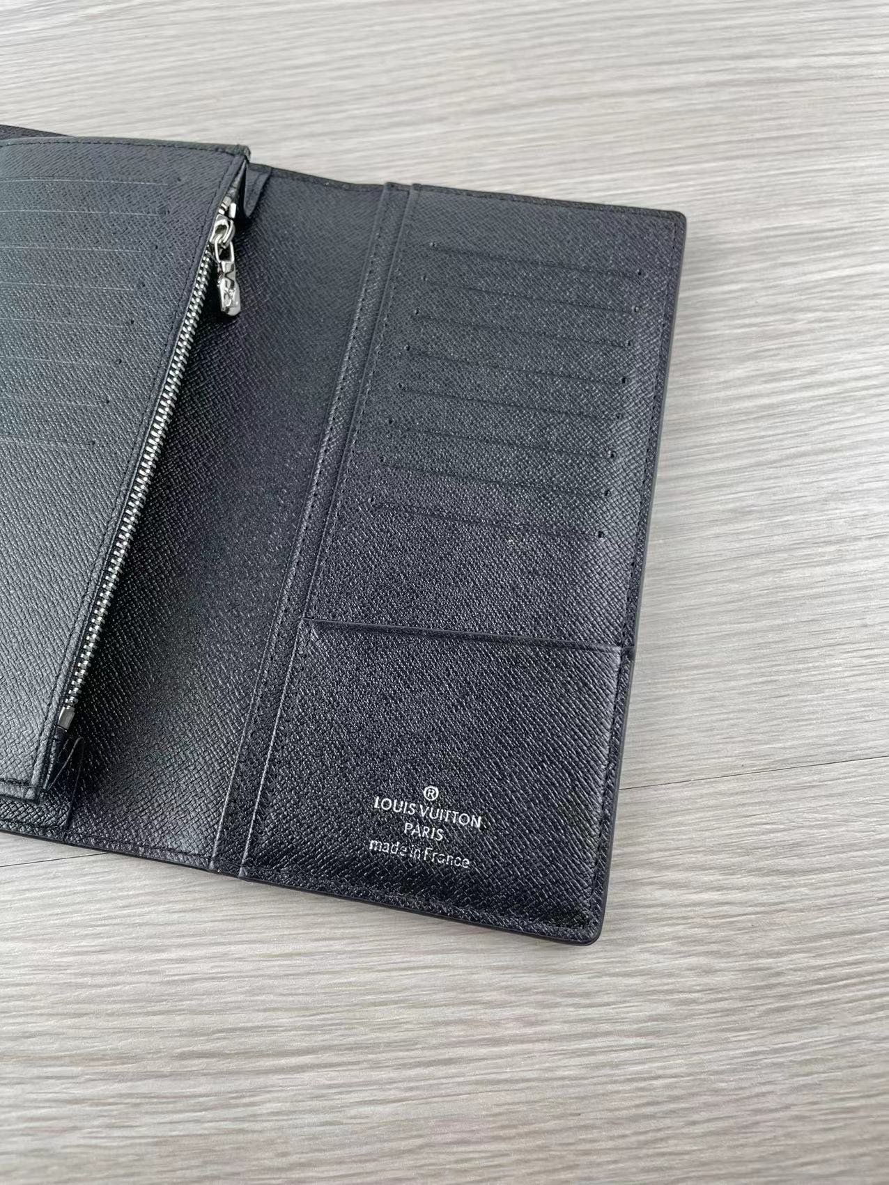 Classic leather bifold wallet bill compartment