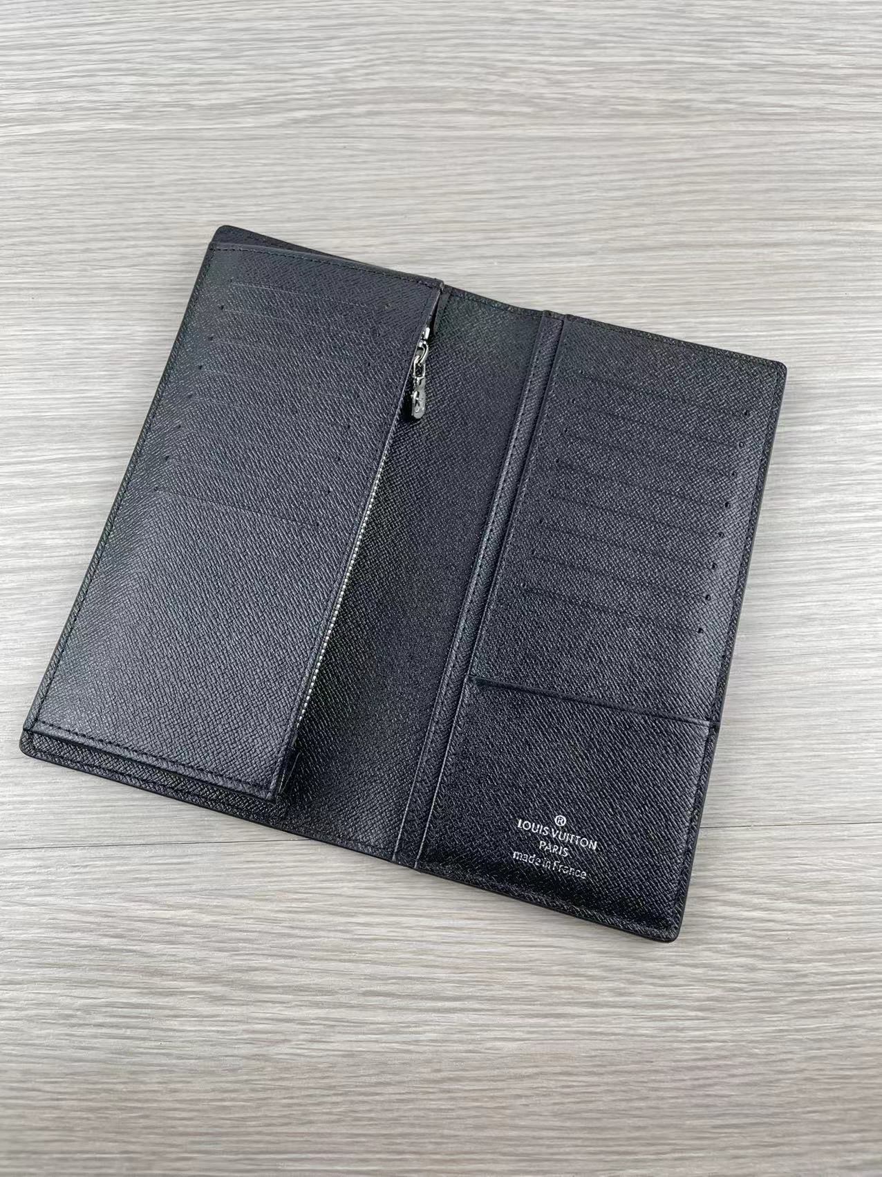 Classic leather bifold wallet card slots