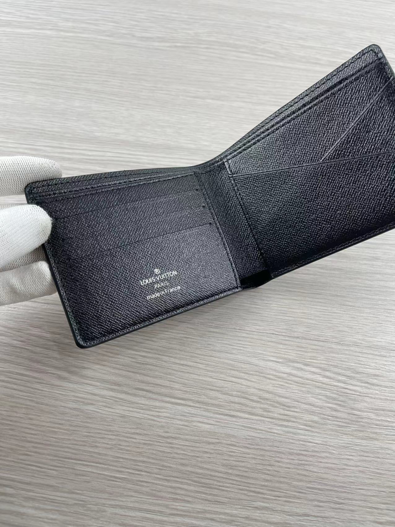 Different color options of the leather wallet