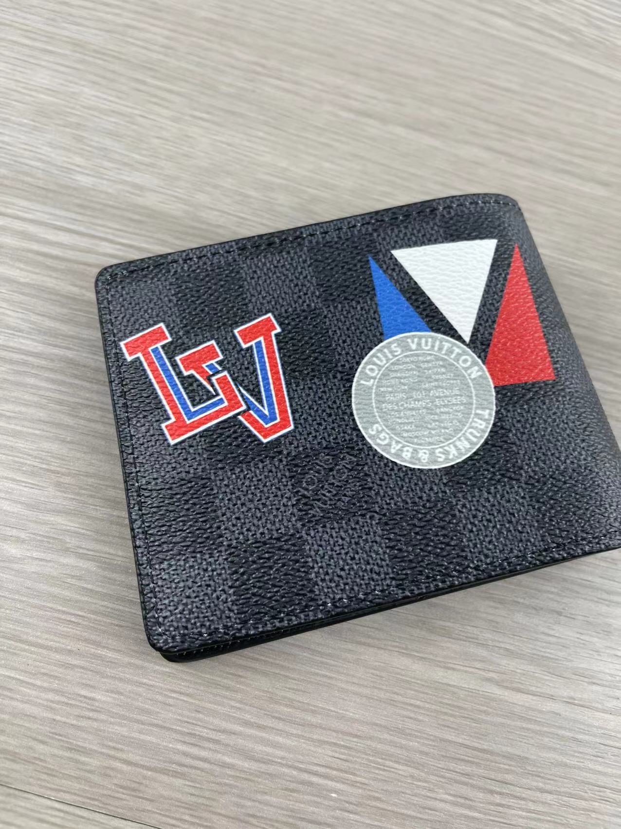 Person holding the bifold wallet