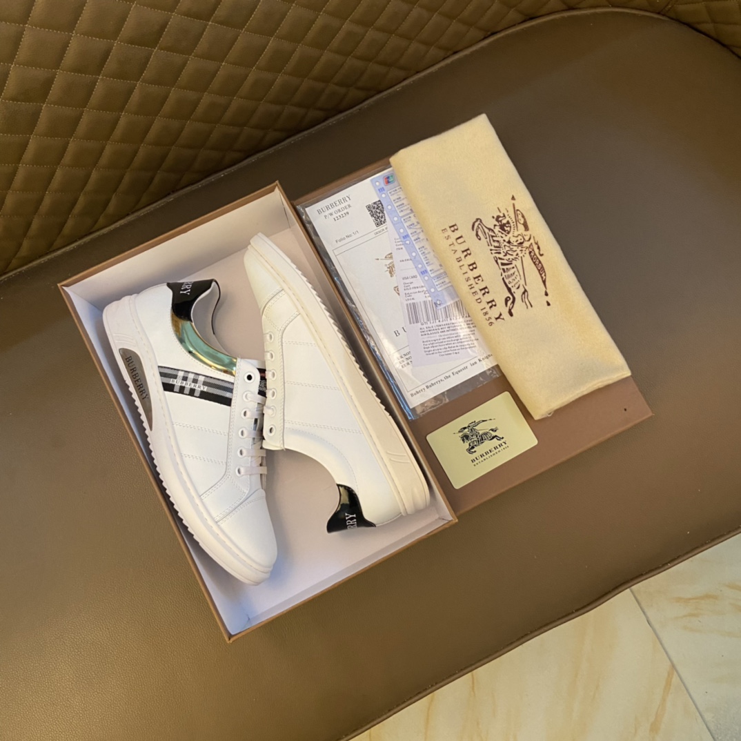 I0 巴宝莉 Burberry 经典休闲鞋2022休闲运动男鞋，懒人套脚板鞋 帆船鞋 全新米兰时装时尚的设计，完美做工，原版复刻 霸气花纹 材质：头层磨砂牛皮柔软舒适，羊皮鞋垫，适合户外青年跑步户外司机驾车鞋 套脚方便 懒人乐福首选原版橡胶耐磨大底，男鞋