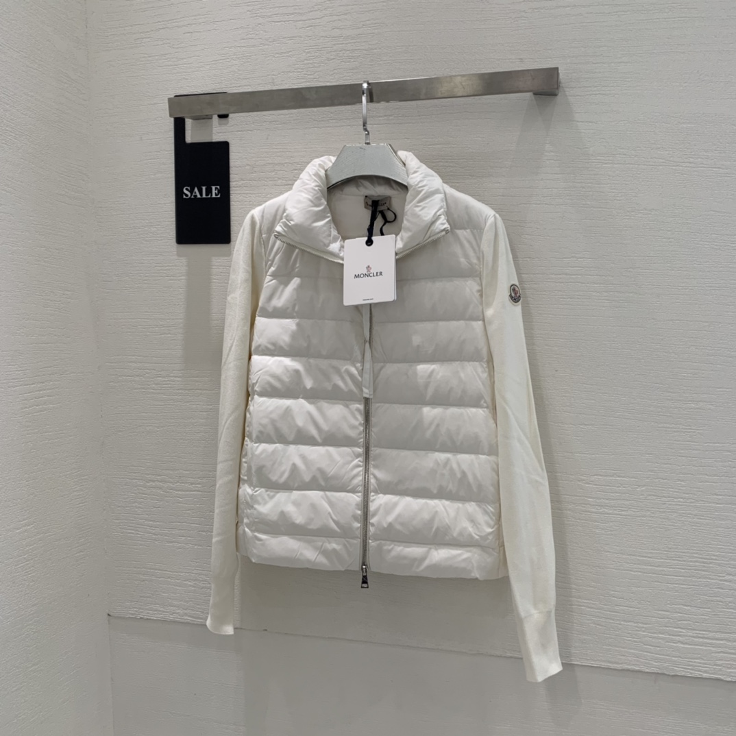 新款
简单时尚四色针织羽绒服，两侧隐藏式口袋拉链。
三标齐全，专柜同步
颜色：白色 黑色 卡其色 高级灰