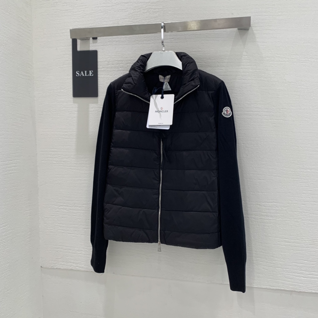 简单时尚四色针织羽绒服，两侧隐藏式口袋拉链。
三标齐全，专柜同步
颜色：白色 黑色 