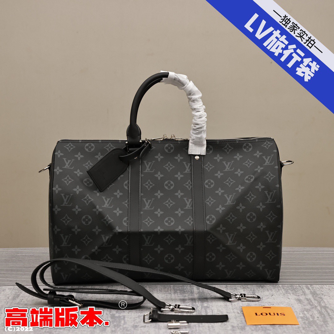 LV Keepall45旅行袋💰360 高端版本 由全新标志性黑灰Monogram Eclipse帆布裁制而成，自1930年以来Keepall系列包袋陪伴着一代又一代的旅行者云游四海，一条适用于闲适斜挎的包带以及一个闪亮的挂锁，短途旅行的理想伴侣。 规格：45*27*20cm