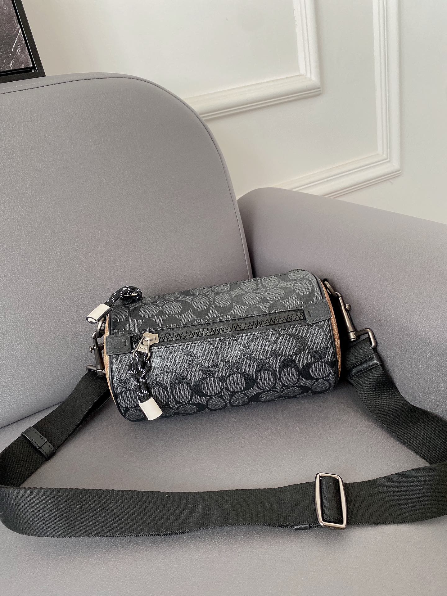 J5  Coach 蔻驰   Barrel 老花圆筒包 单肩包 男女通用斜挎包 经典Logo搭配原厂工艺材质 休闲百搭斜挎包 采用精湛镶嵌细工，实物拍摄 原厂原版面料 配送小票防尘袋 礼盒 13 x 23 cm。