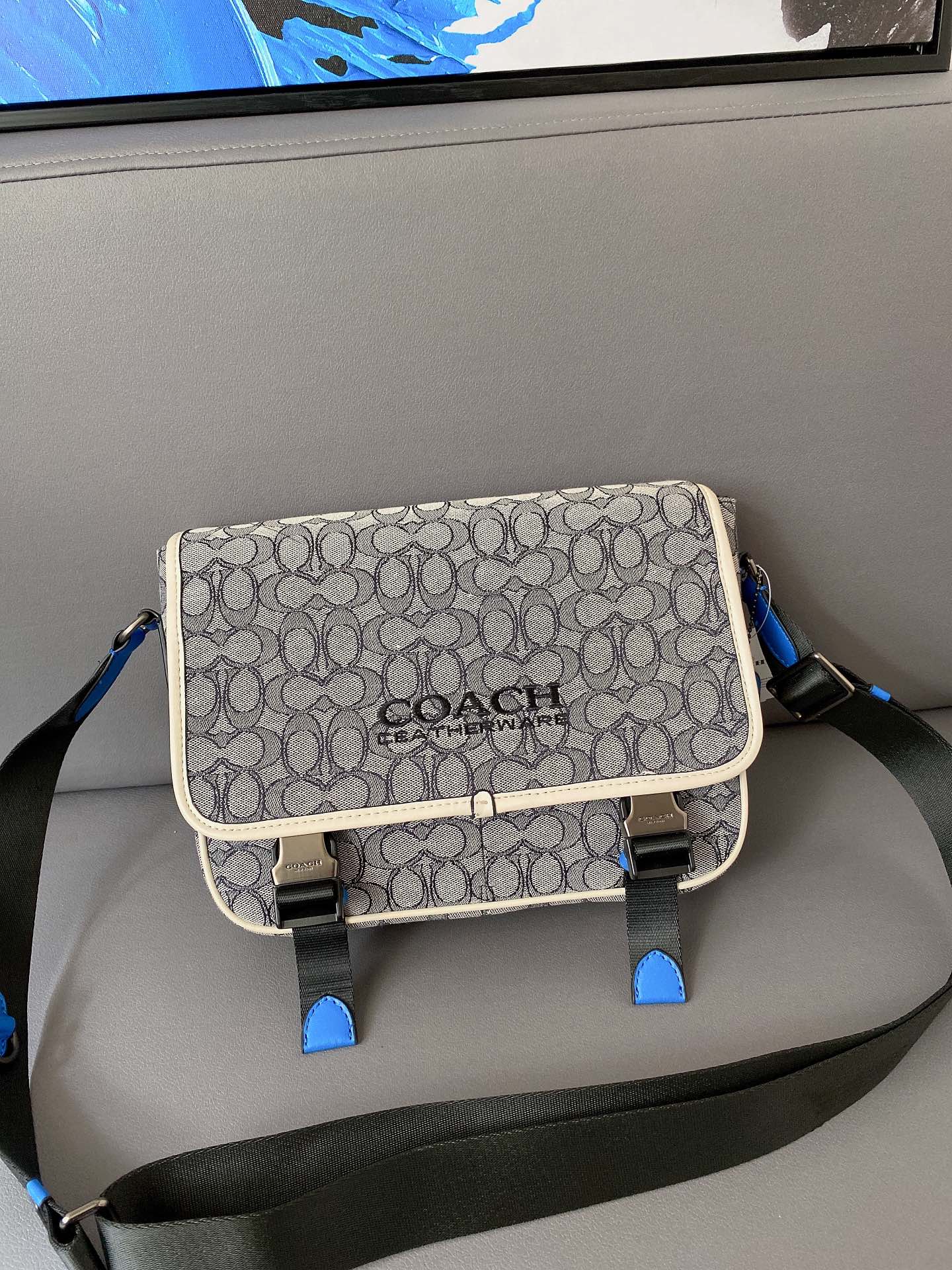 K5  Coach 蔻驰   LEAGUE 翻盖刺绣邮差包 男士单肩斜挎包 采用精湛镶嵌细工，经典百搭 实物拍摄 配送小票防尘袋 折叠盒 28 x 20 cm。