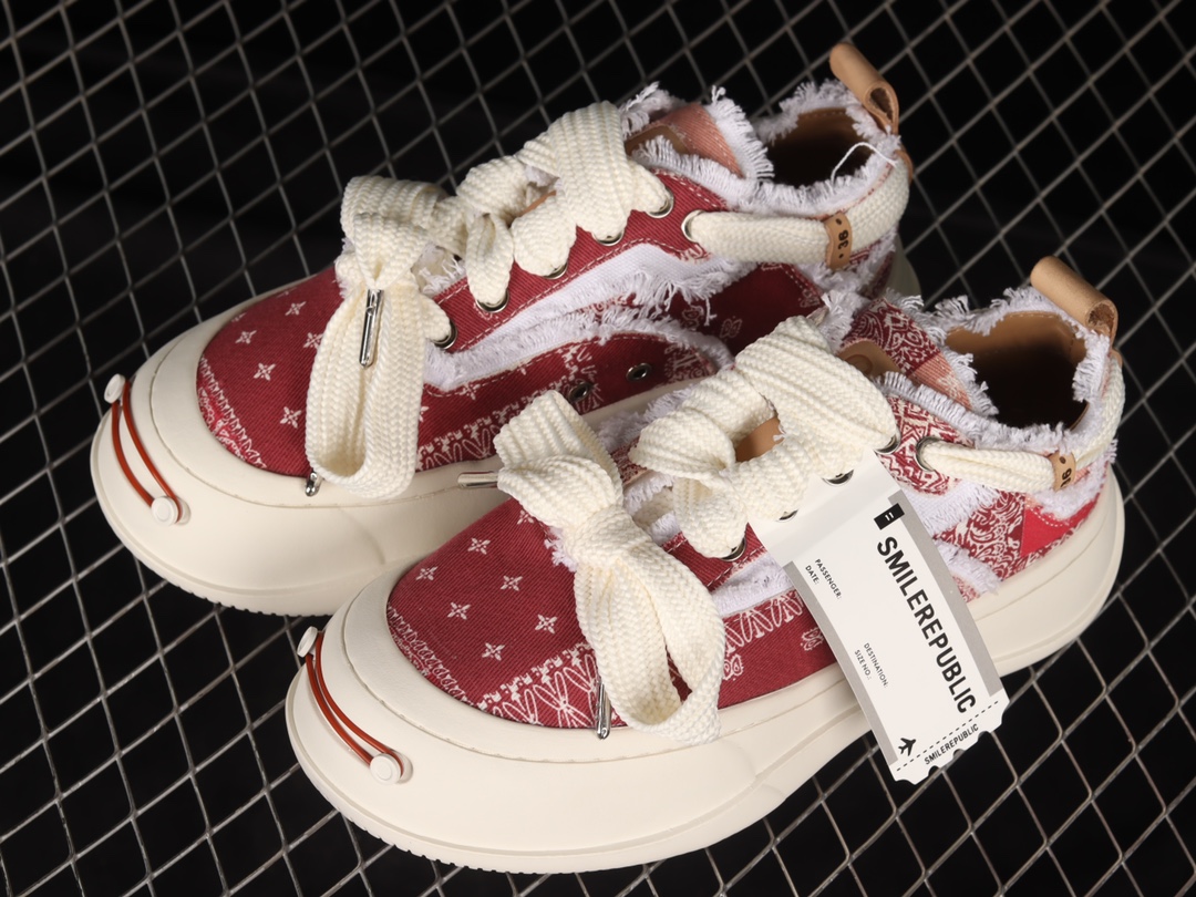 💰260纯原
SMILEREPUBLIC 檀健次 徐璐 程潇同款厚底开口笑帆布鞋
#系列以“SMILE”为灵感来源，捕捉潮流，主打柔软的帆布设计，有裁切的羊毛流苏与独特编织技艺
尺码：35 36 37 38 39 40 G.C3