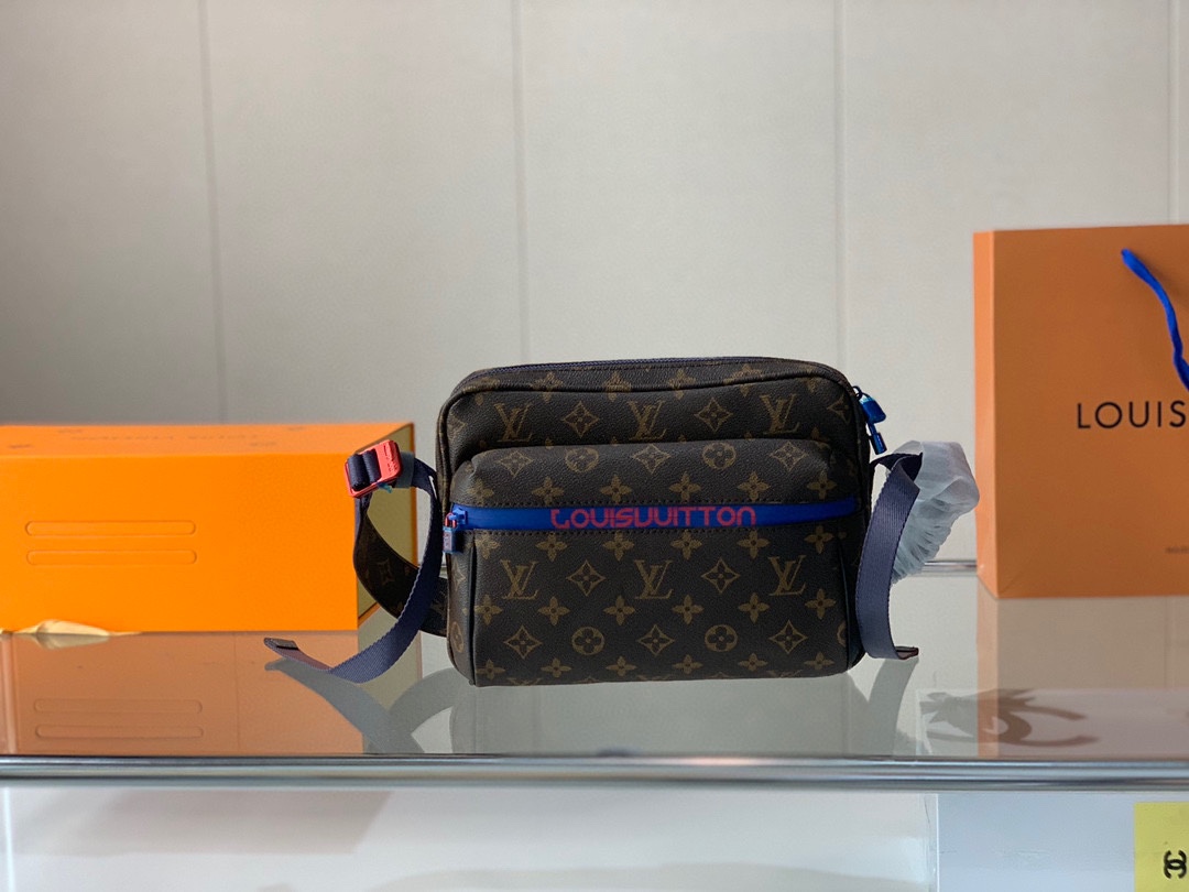 K5  Louis Vuitton 路易威登 LV /路易威登 男包限量MESSENGER 邮差包腰包男包 MESSENGER 出自男装艺术总监Kim Jones之手的Messenger 斜挎邮差包， Louis Vuitton 路易威登 LV 涂层帆布材质，配有编织带、防水拉链、抽绳与彩色金属饰件，尽显运动风范。商务工作中的理想伴侣。尺寸：25*18原版五金、盒子包装