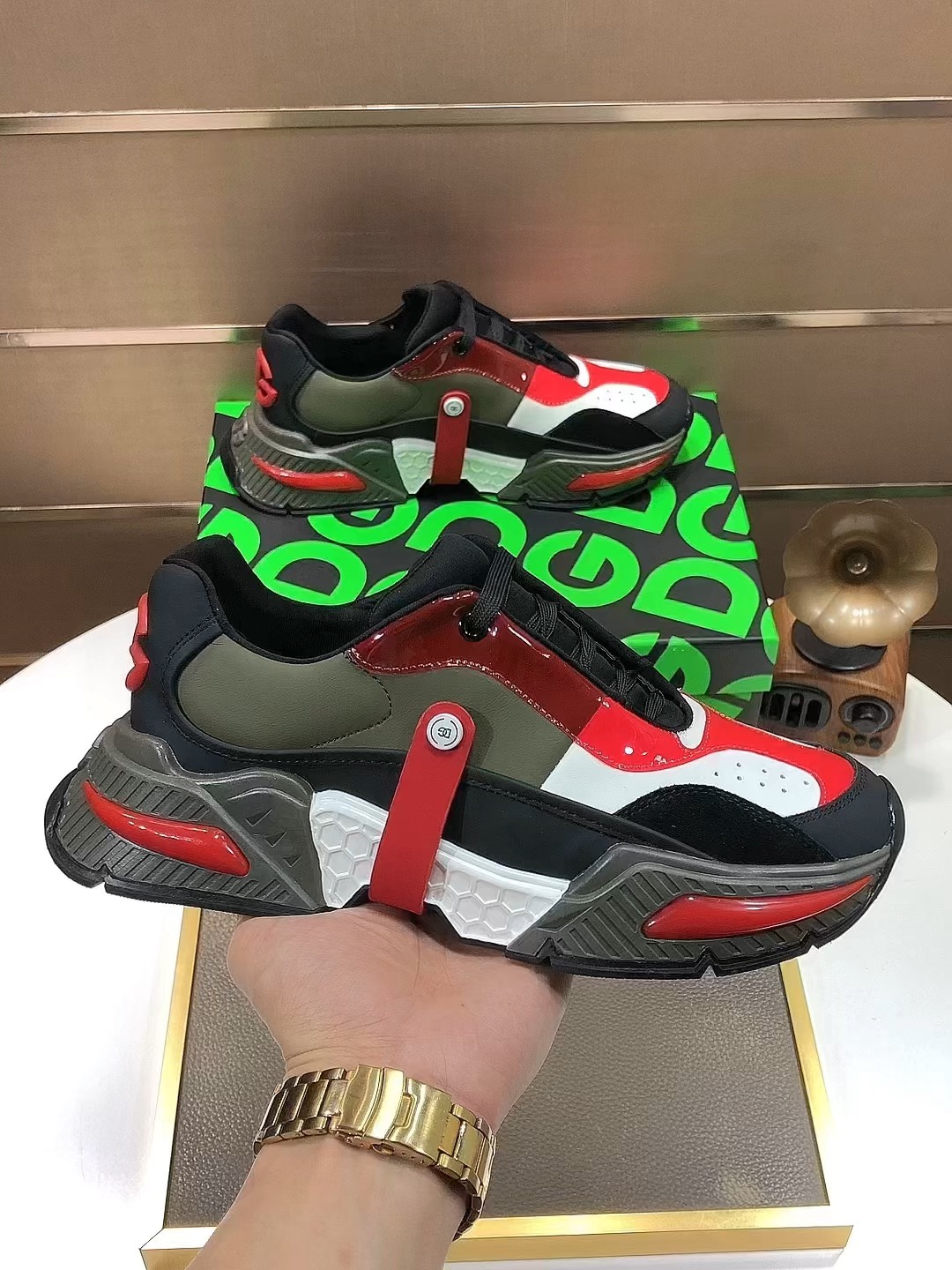 J5  Dolce&Gabbana 杜嘉班纳原单材料内里杜嘉班纳男鞋上新原单级限量潮鞋，原单滴胶工艺品质，专柜同步，原版复刻，做工一流欧美大师设计，完美打造顶级品质，个性十足，时尚新颖。上脚极致舒适，千锤百炼为您量身定制。鞋垫：高档舒适羊里大底：原版橡胶防滑耐磨大底