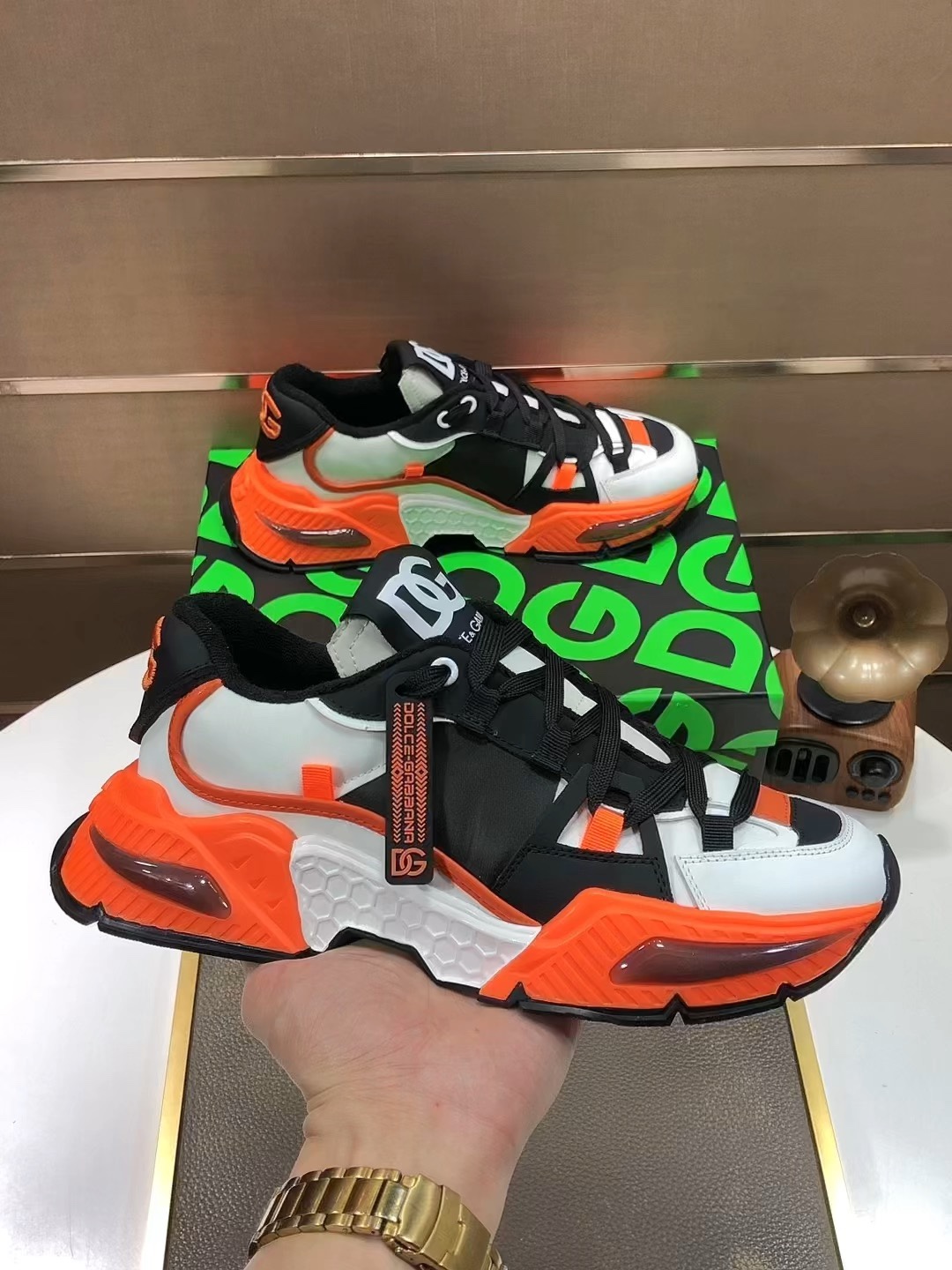 J5  Dolce&Gabbana 杜嘉班纳原单材料内里杜嘉班纳男鞋上新原单级限量潮鞋，原单滴胶工艺品质，专柜同步，原版复刻，做工一流欧美大师设计，完美打造顶级品质，个性十足，时尚新颖。上脚极致舒适，千锤百炼为您量身定制。鞋垫：高档舒适羊里大底：原版橡胶防滑耐磨大底