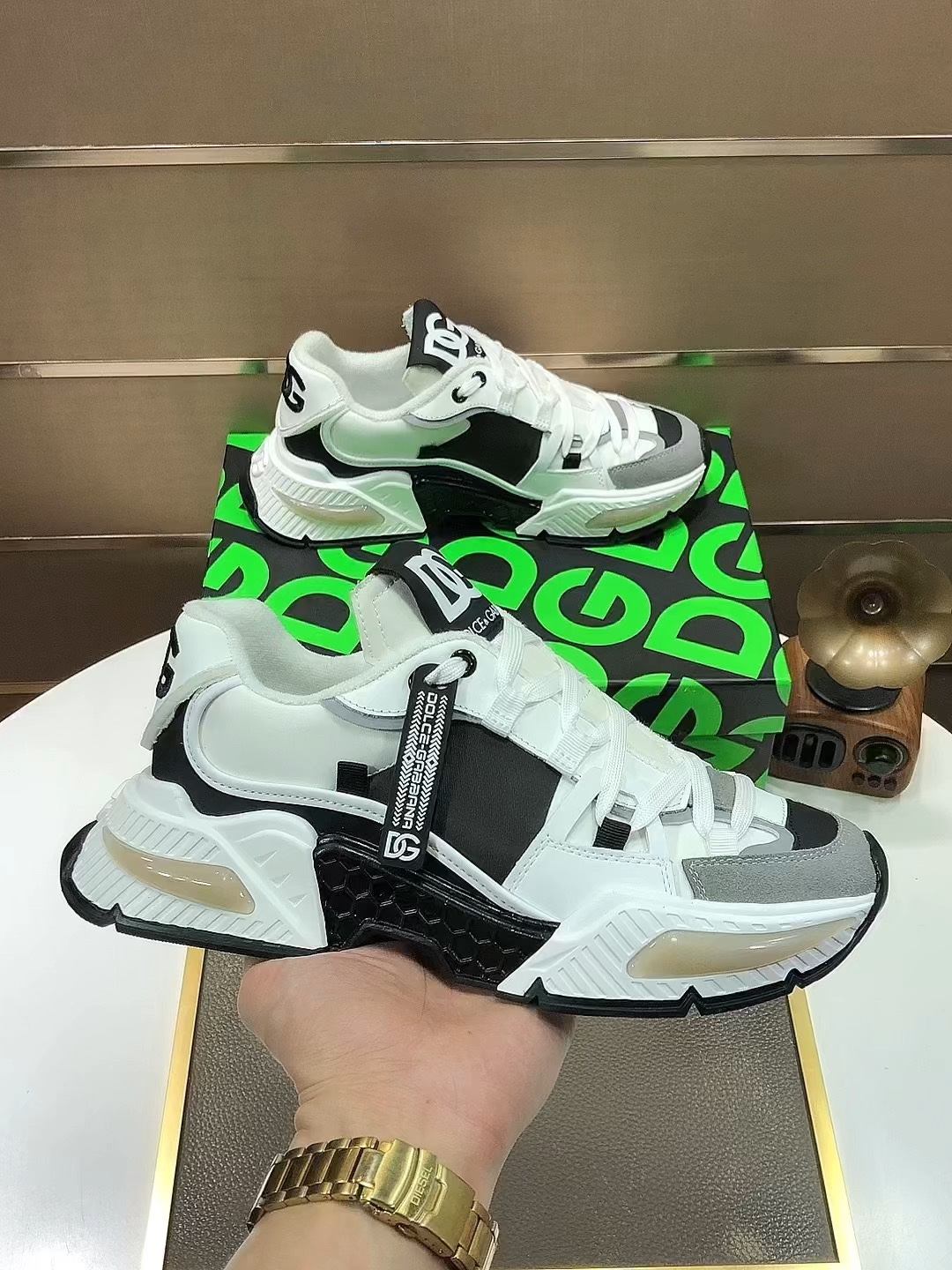 J5  Dolce&Gabbana 杜嘉班纳原单材料内里杜嘉班纳男鞋上新原单级限量潮鞋，原单滴胶工艺品质，专柜同步，原版复刻，做工一流欧美大师设计，完美打造顶级品质，个性十足，时尚新颖。上脚极致舒适，千锤百炼为您量身定制。鞋垫：高档舒适羊里大底：原版橡胶防滑耐磨大底