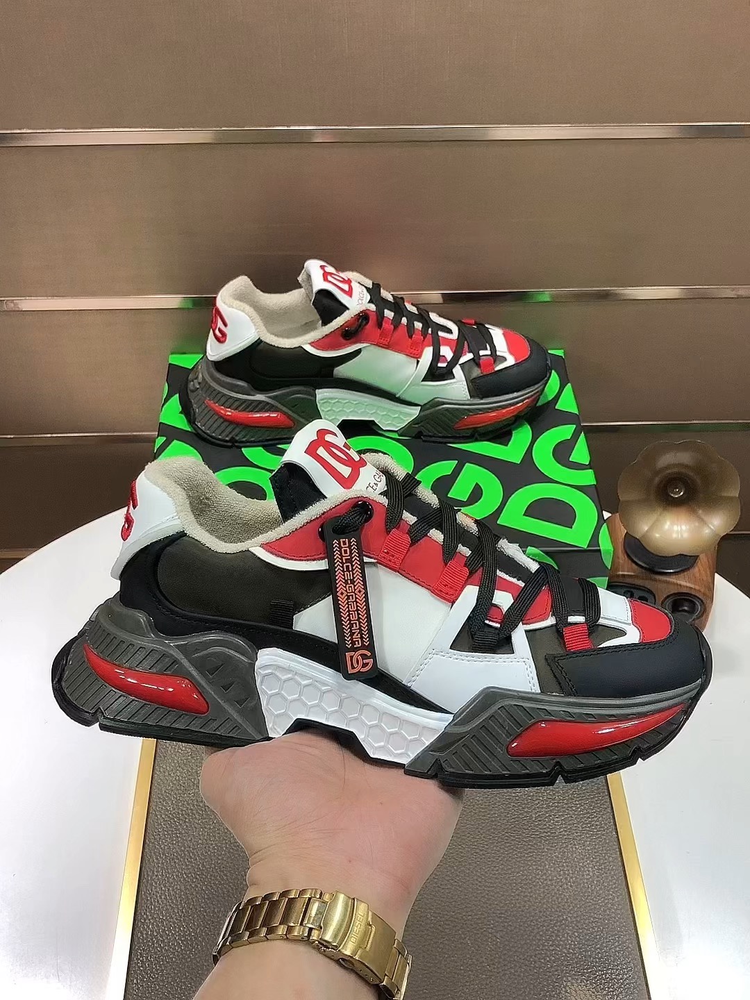 J5  Dolce&Gabbana 杜嘉班纳原单材料内里杜嘉班纳男鞋上新原单级限量潮鞋，原单滴胶工艺品质，专柜同步，原版复刻，做工一流欧美大师设计，完美打造顶级品质，个性十足，时尚新颖。上脚极致舒适，千锤百炼为您量身定制。鞋垫：高档舒适羊里大底：原版橡胶防滑耐磨大底