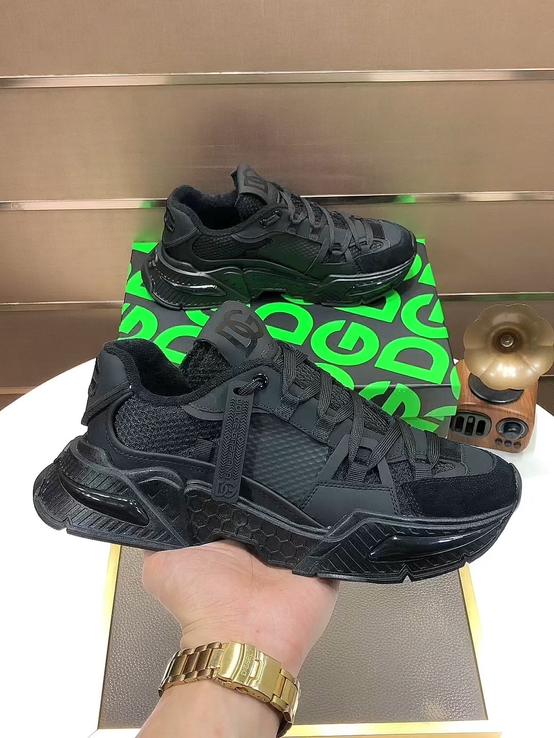 J5  Dolce&Gabbana 杜嘉班纳原单材料内里杜嘉班纳男鞋上新原单级限量潮鞋，原单滴胶工艺品质，专柜同步，原版复刻，做工一流欧美大师设计，完美打造顶级品质，个性十足，时尚新颖。上脚极致舒适，千锤百炼为您量身定制。鞋垫：高档舒适羊里大底：原版橡胶防滑耐磨大底