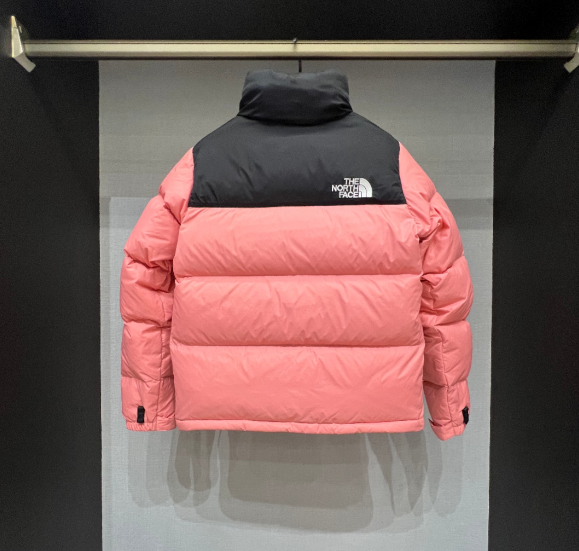 High-quality North Face 1996 down jacket, 90% white duck feather, 700 fill power, DWR water-resistant fabric, lightweight and warm for winter outdoor activities.-Big cat